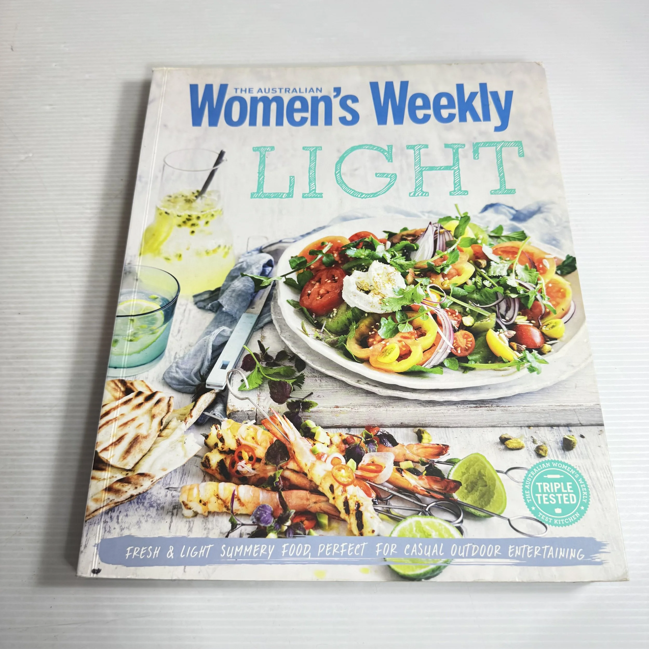 The Australian Women's Weekly LIGHT : Fresh & Light Summery Food, Perfect for Casual Outdoor Entertaining