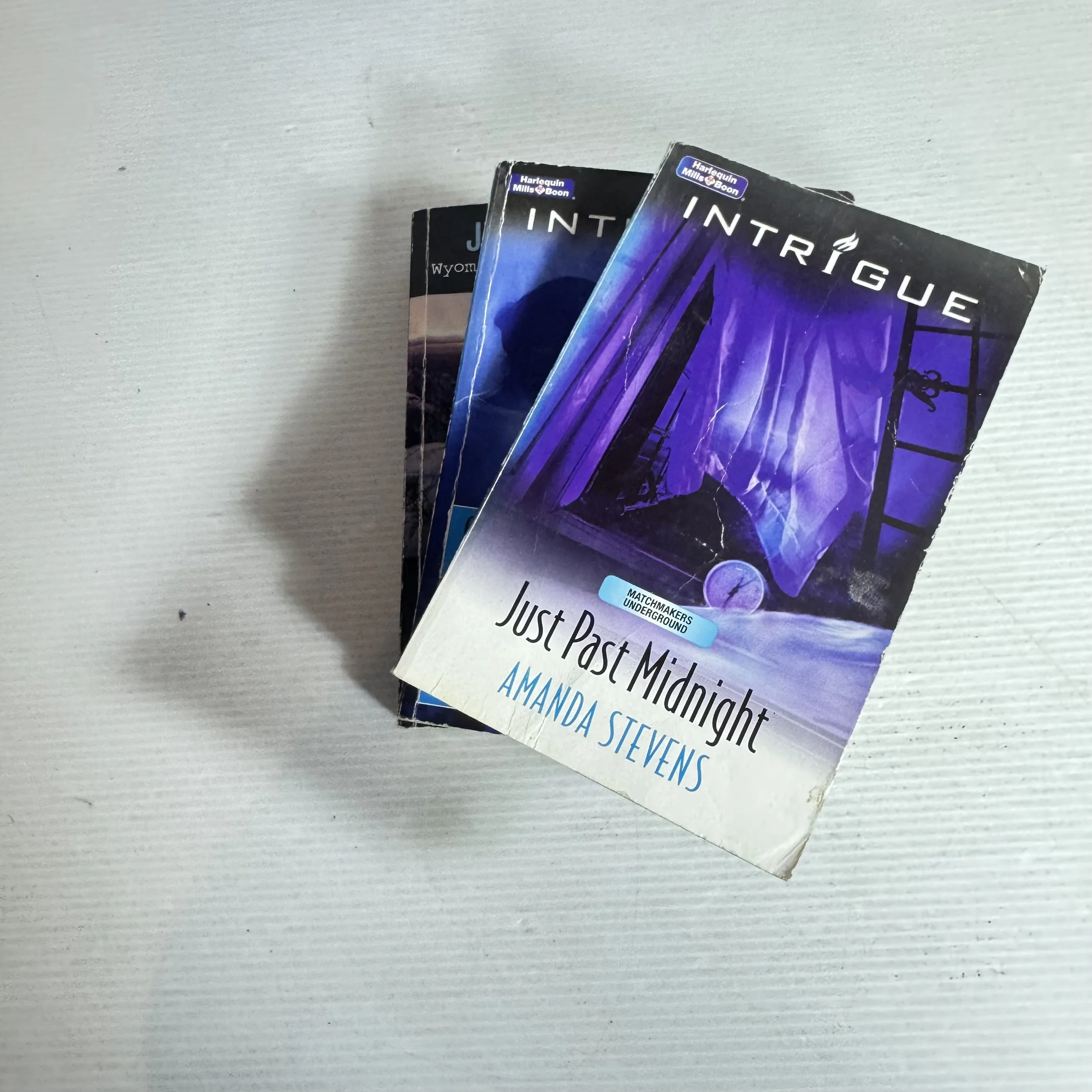 Mills & Boon Intrigue Book Bundle x 3 Books 5 x Stories (211)