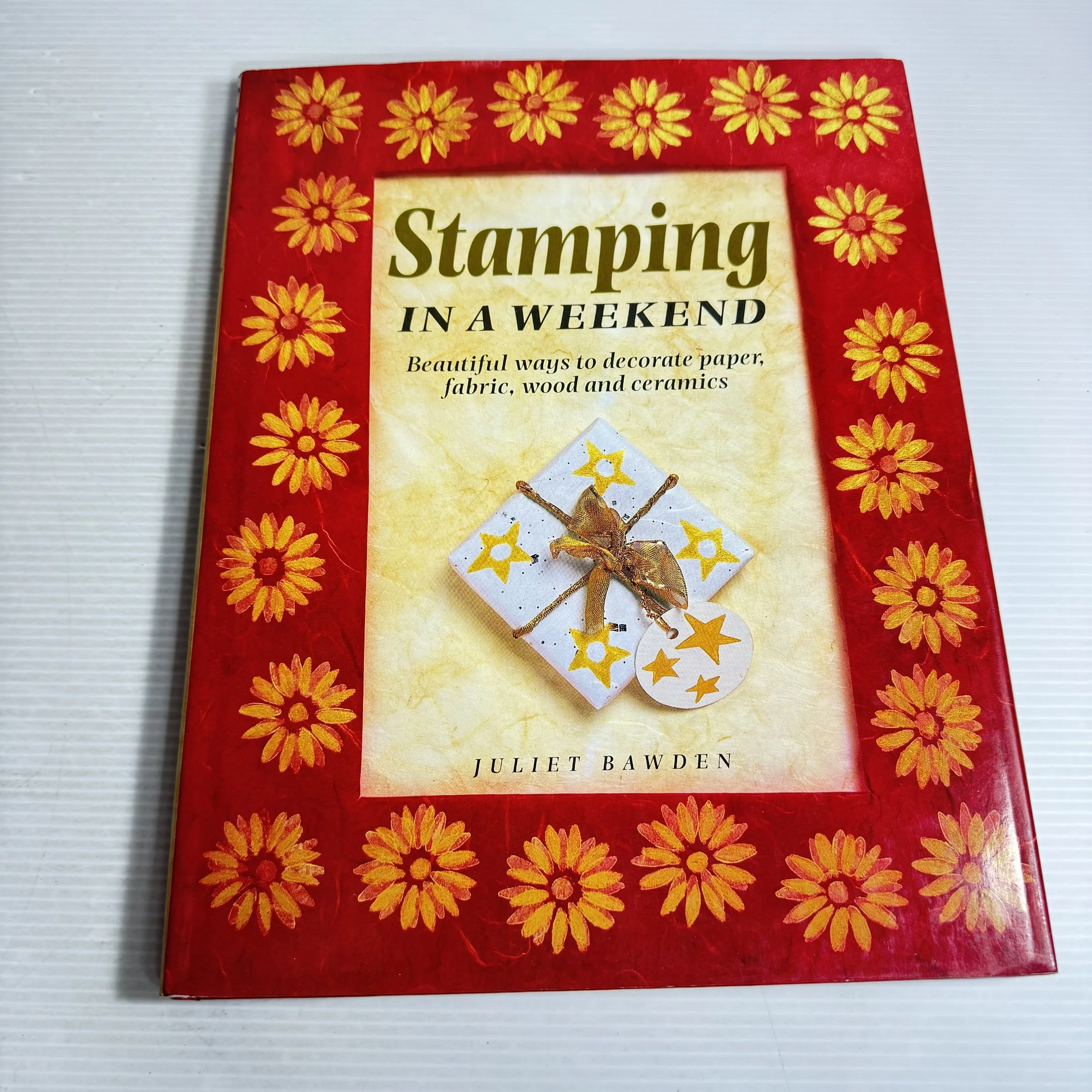 Stamping in a Weekend : Beautiful Ways to Decorate Paper, Fabric, Wood and Ceramics - Juliet Bawden