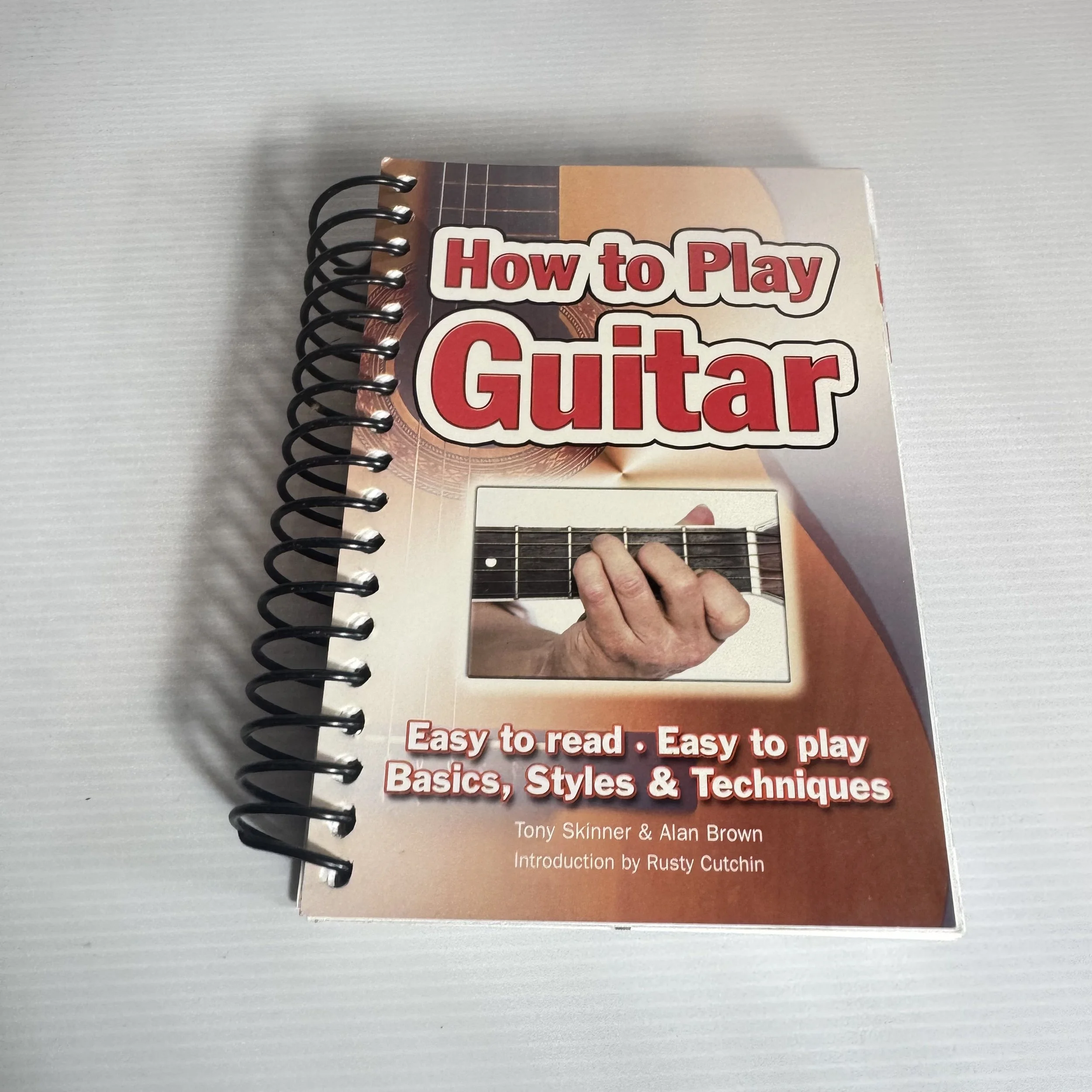 How To Play Guitar : Easy To Read, Easy To Play Basics, Styles & Techniques - Tony Skinner & Alan Brown