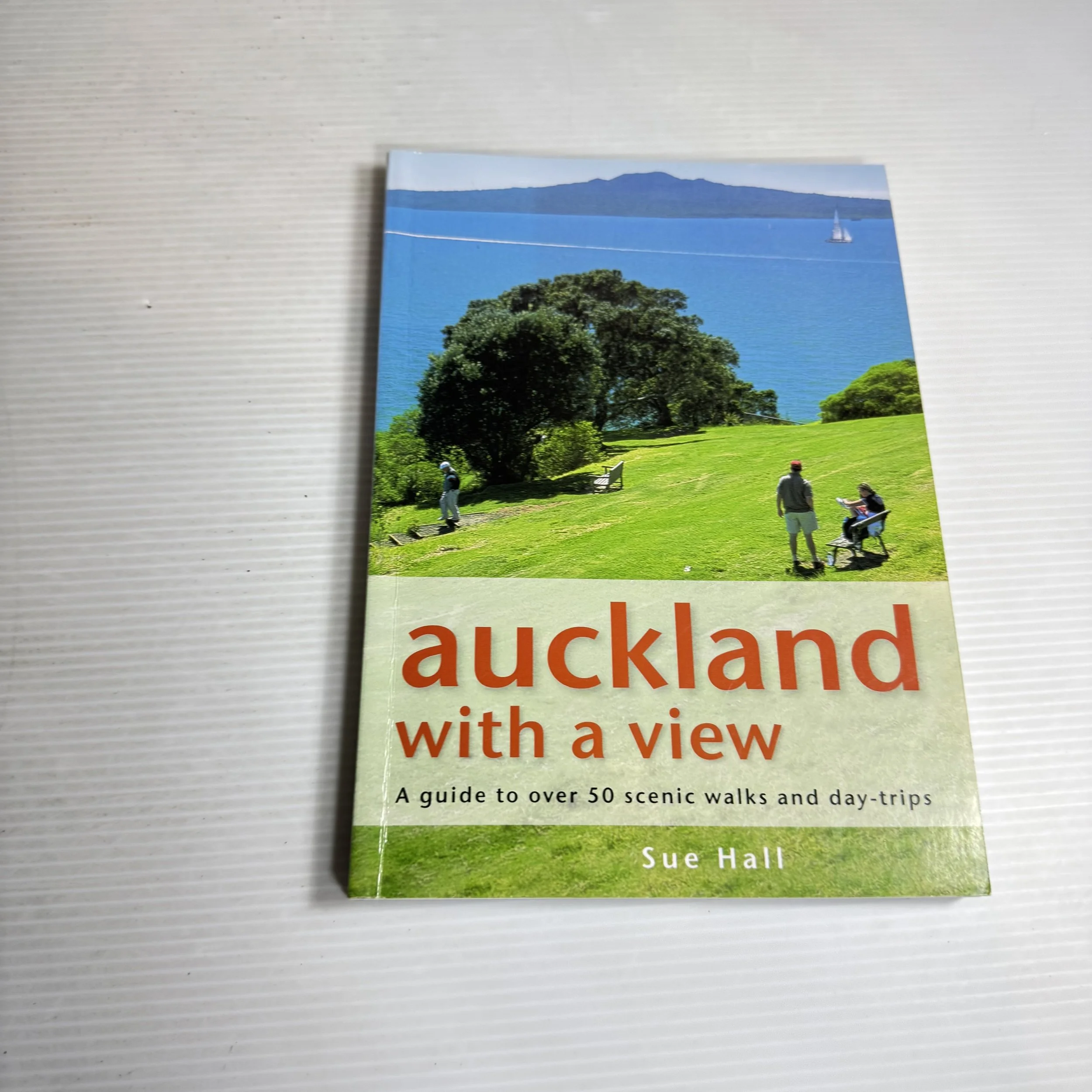 Auckland with a View : Guide to over 50 scenic walks and day-trips - Sue Hall