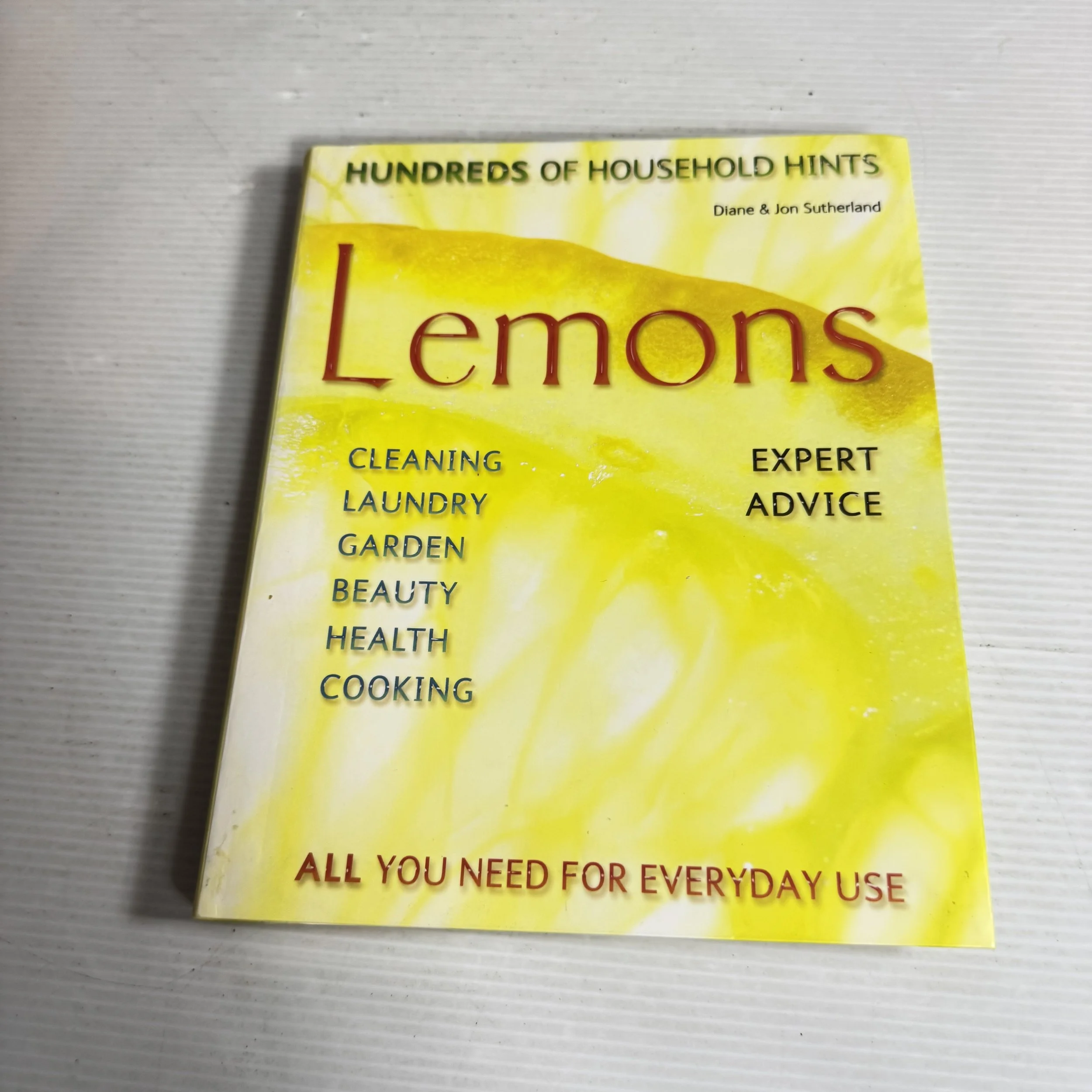 Lemons: Hundreds Of Household Hints - Diane & Jon Sutherland