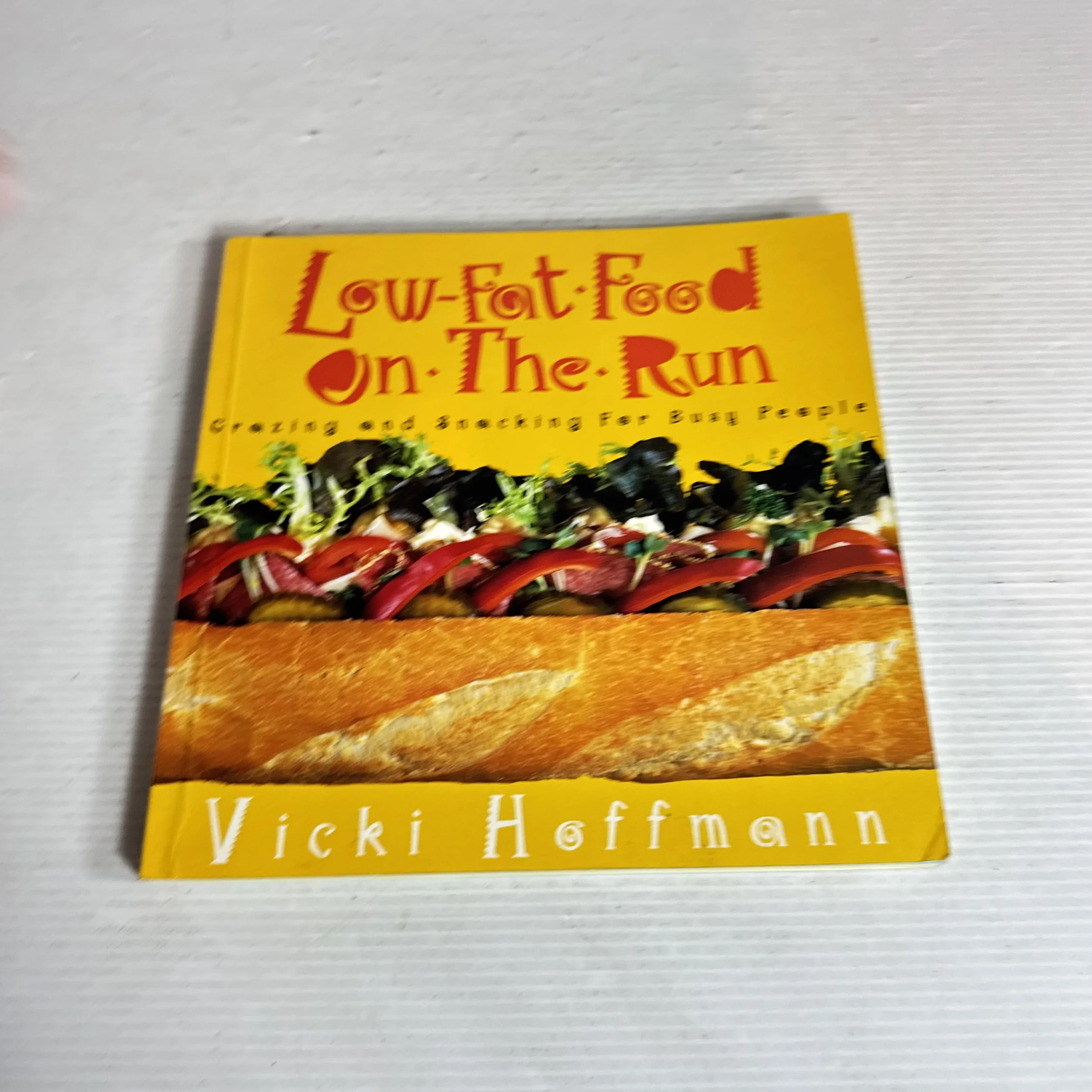 Low-Fat Food on the Run : Grazing and Snacking for Busy People - Vicki Hoffmann