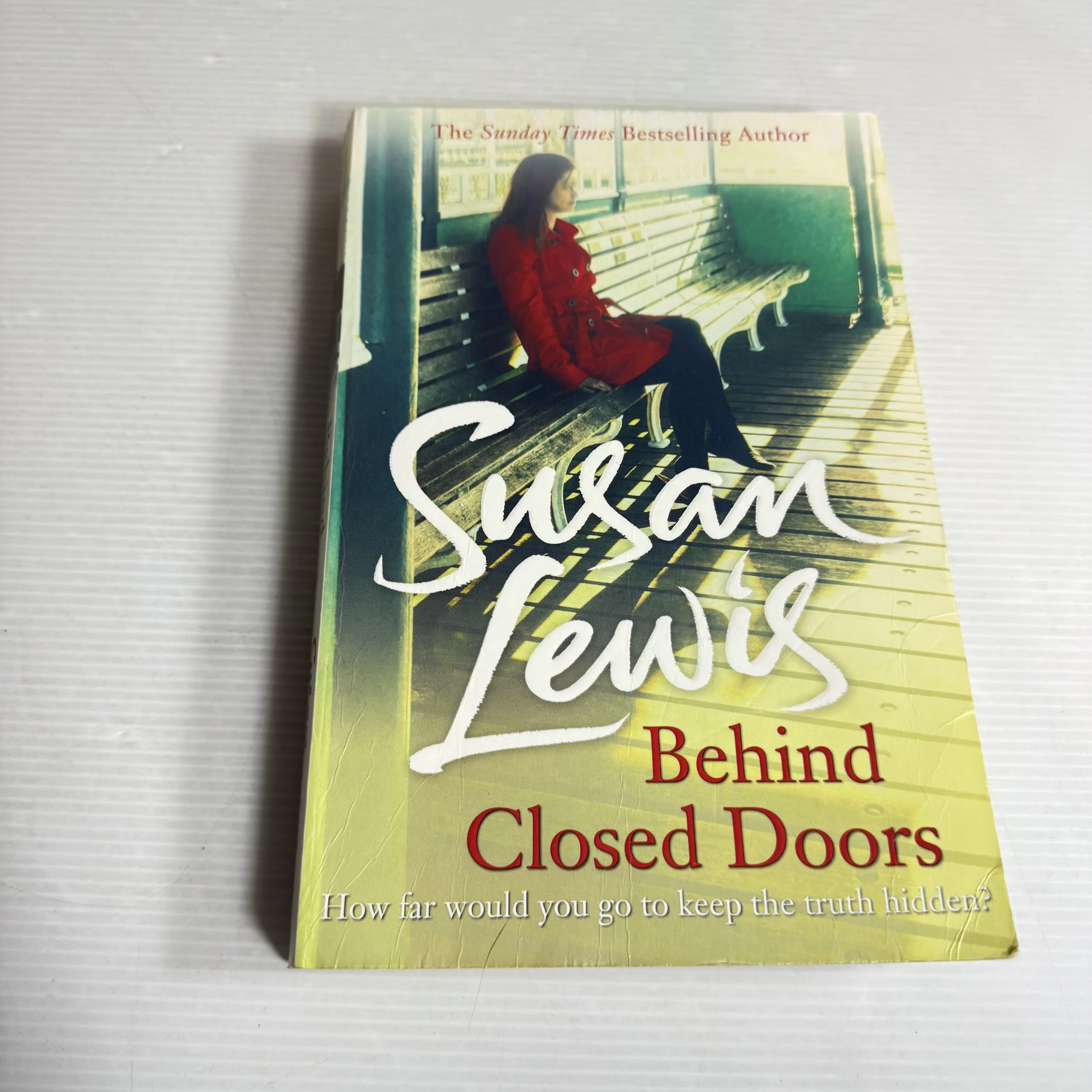 Behind Closed Doors - Susan Lewis