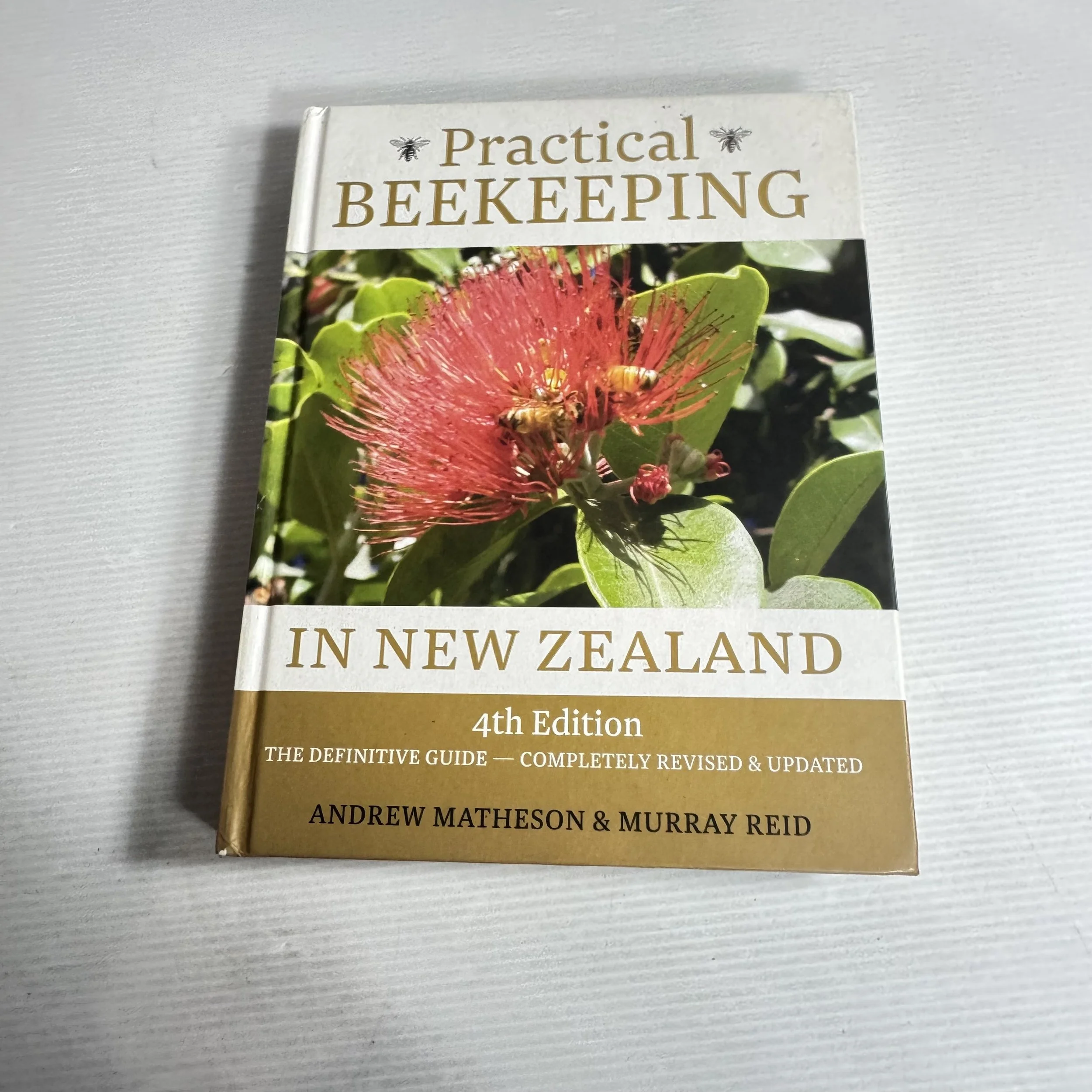 Practical Beekeeping In New Zealand (4th Ed.) : The Definitive Guide Completely Revised & Updated - Andrew Matheson & Murray Reid