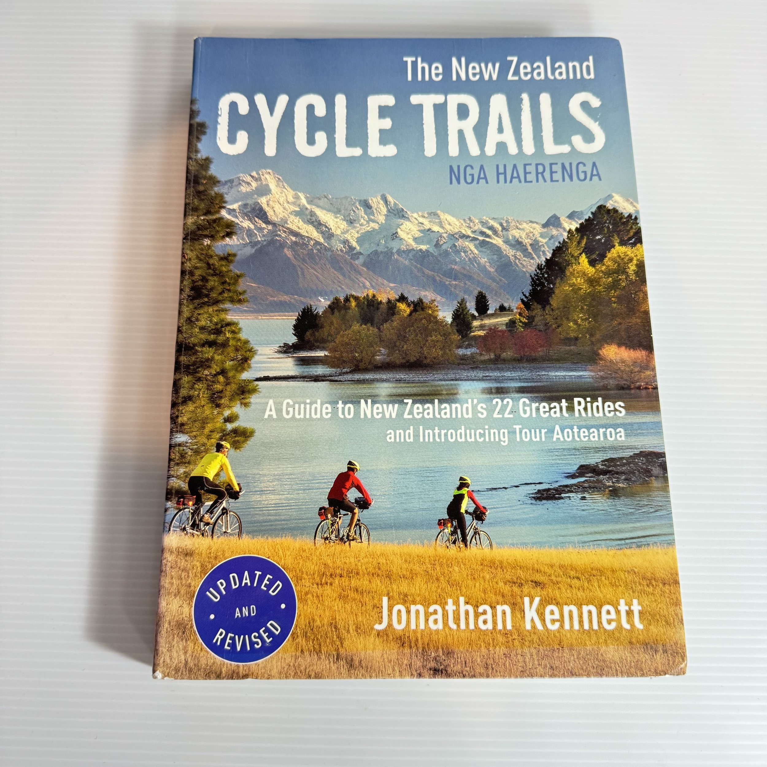 The New Zealand Cycle Trails : A Guide to NZ's 22 Great Rides - Jonathan Kennett