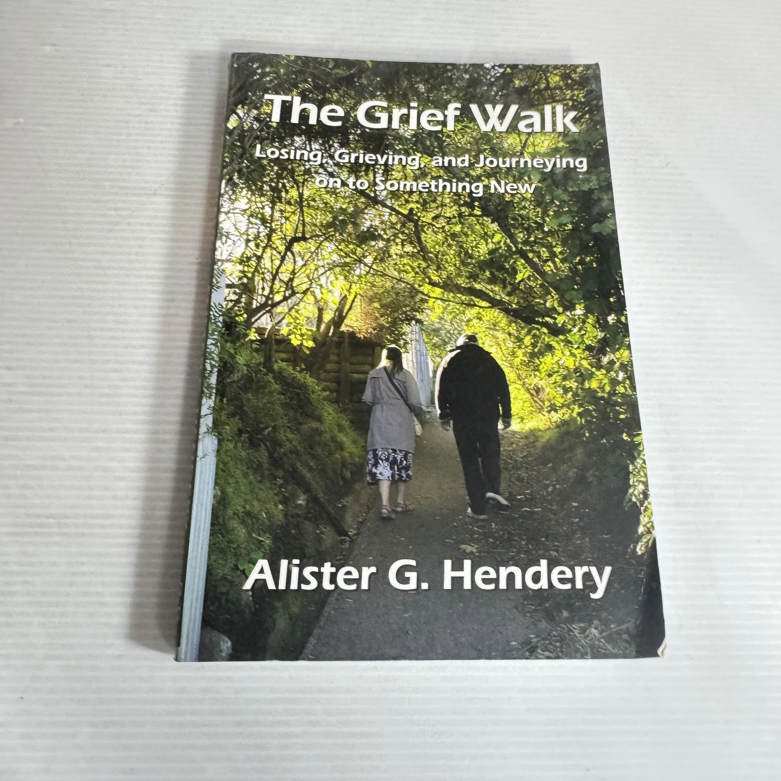 The Grief Walk : Losing, Grieving, and Journeying on to Something New - Alister G. Hendery