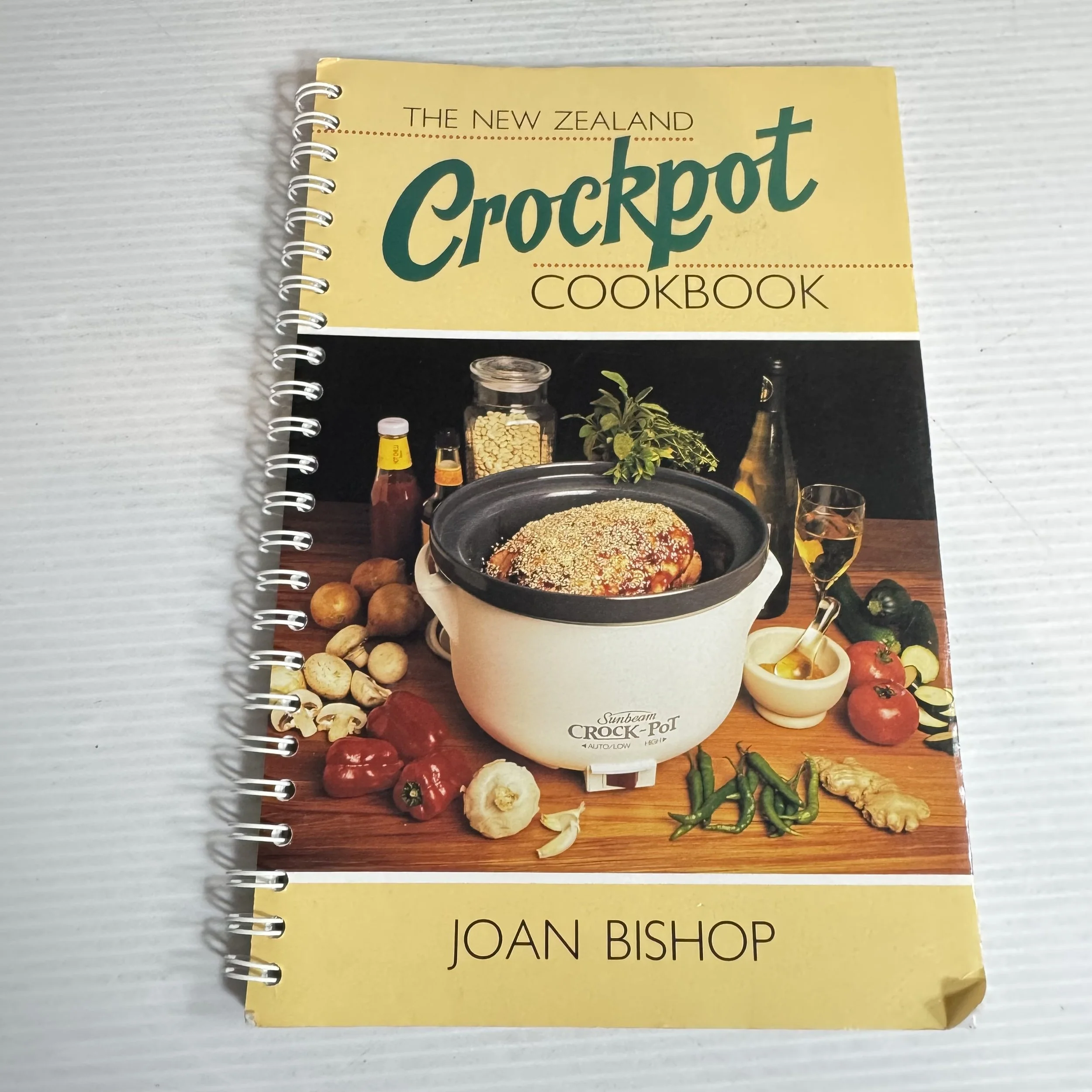 The New Zealand Crockpot Cookbook - Joan Bishop (1992)