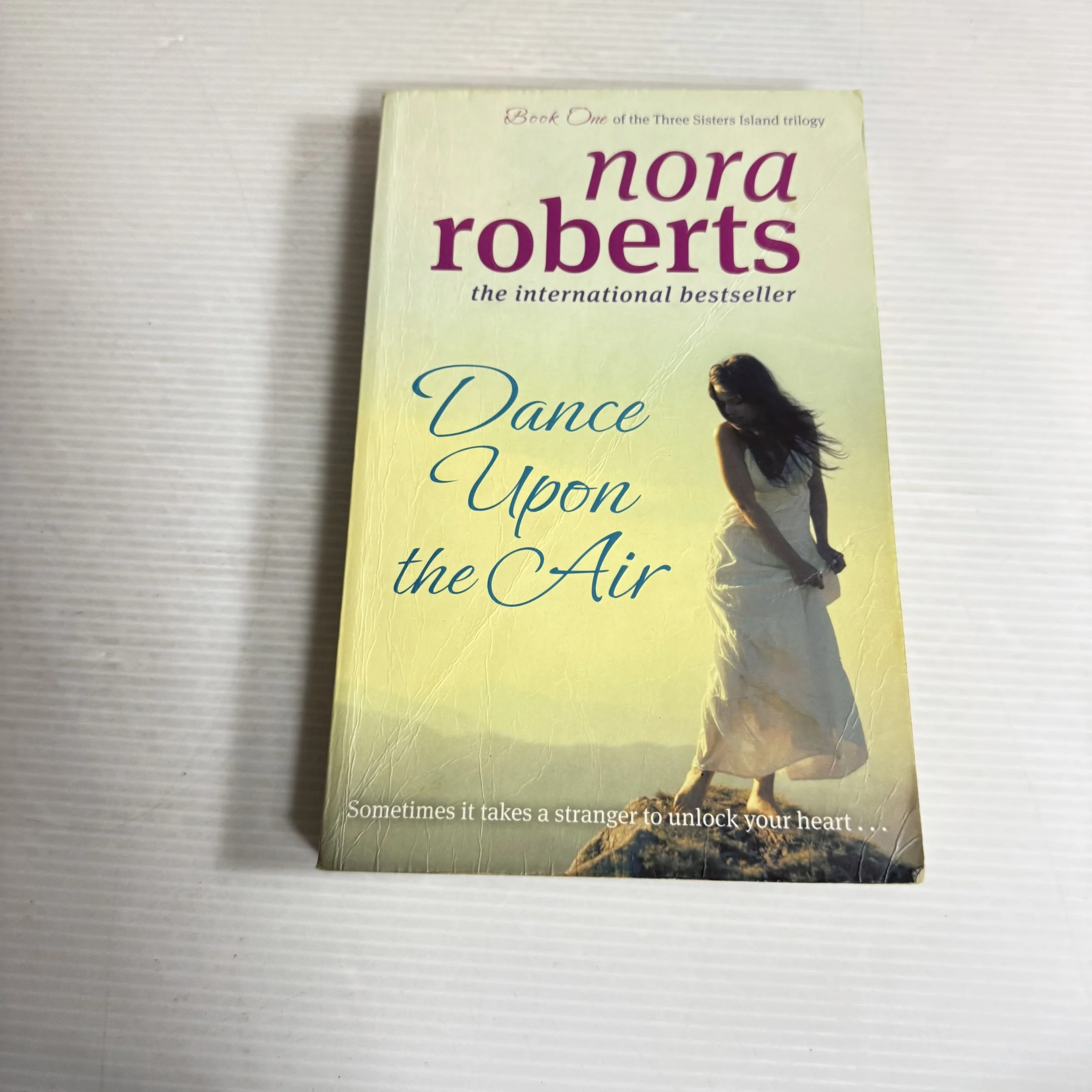 Dance Upon the Air : Book 1 of the Three Sisters Island Trilogy - Nora Roberts