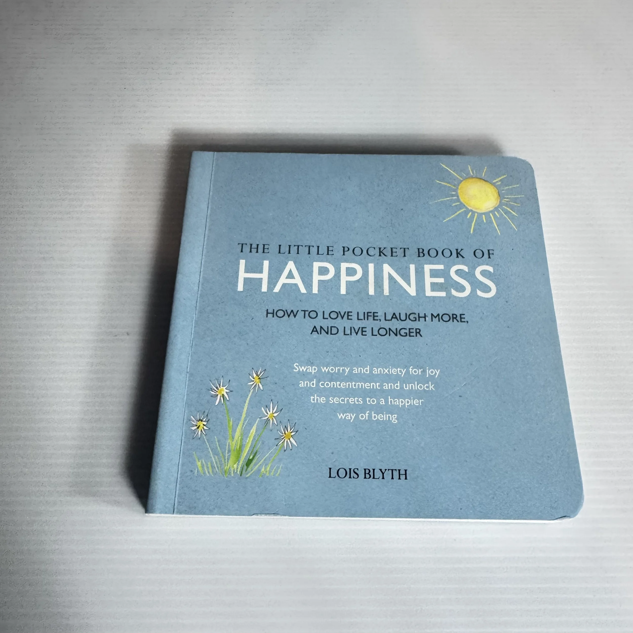 The Little Pocket Book of Happiness : How To Love Life, Laugh More and Live Longer - Lois Blyth