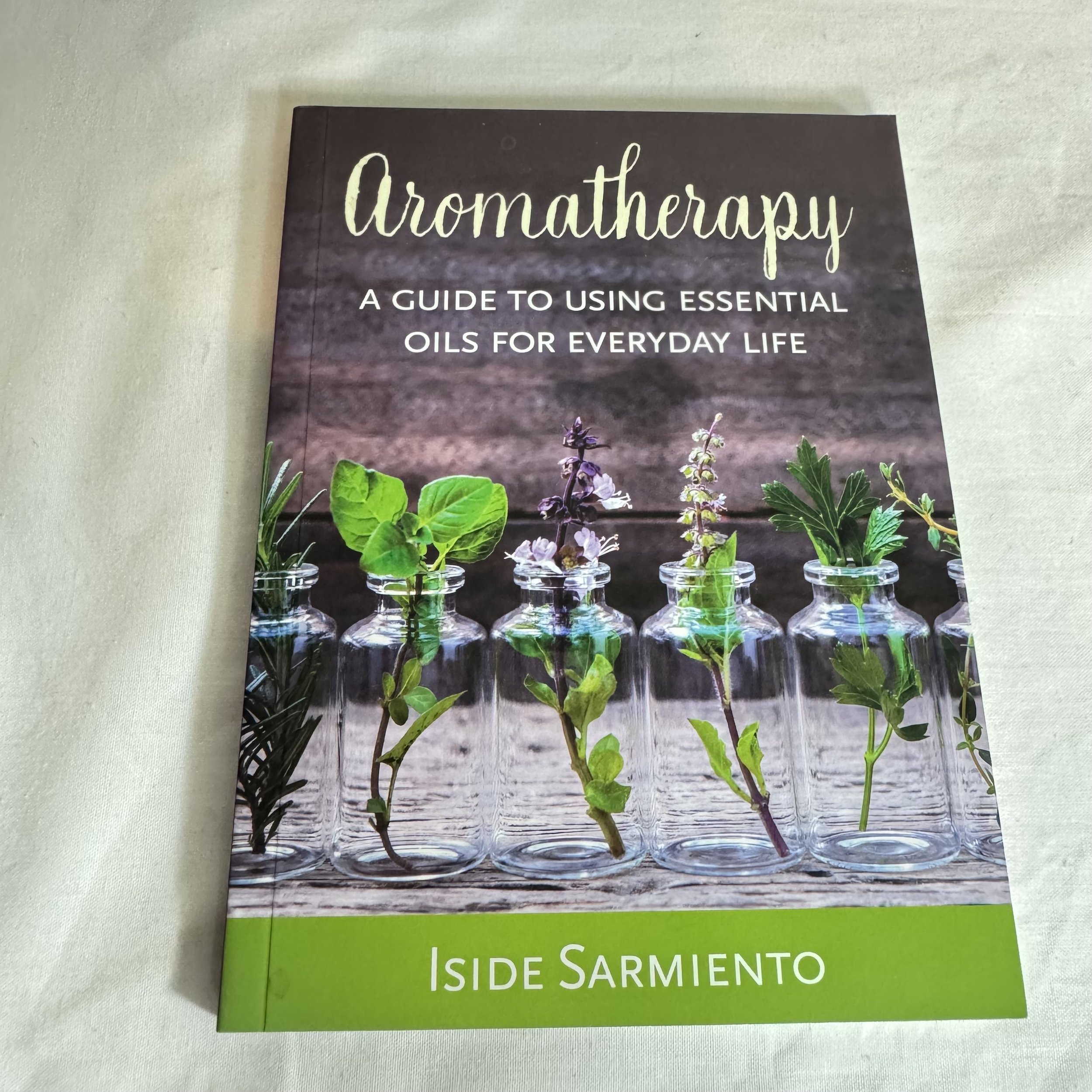 Aromatherapy : A Guide To Using Essential Oils For Everyday Life - Iside Sarmiento