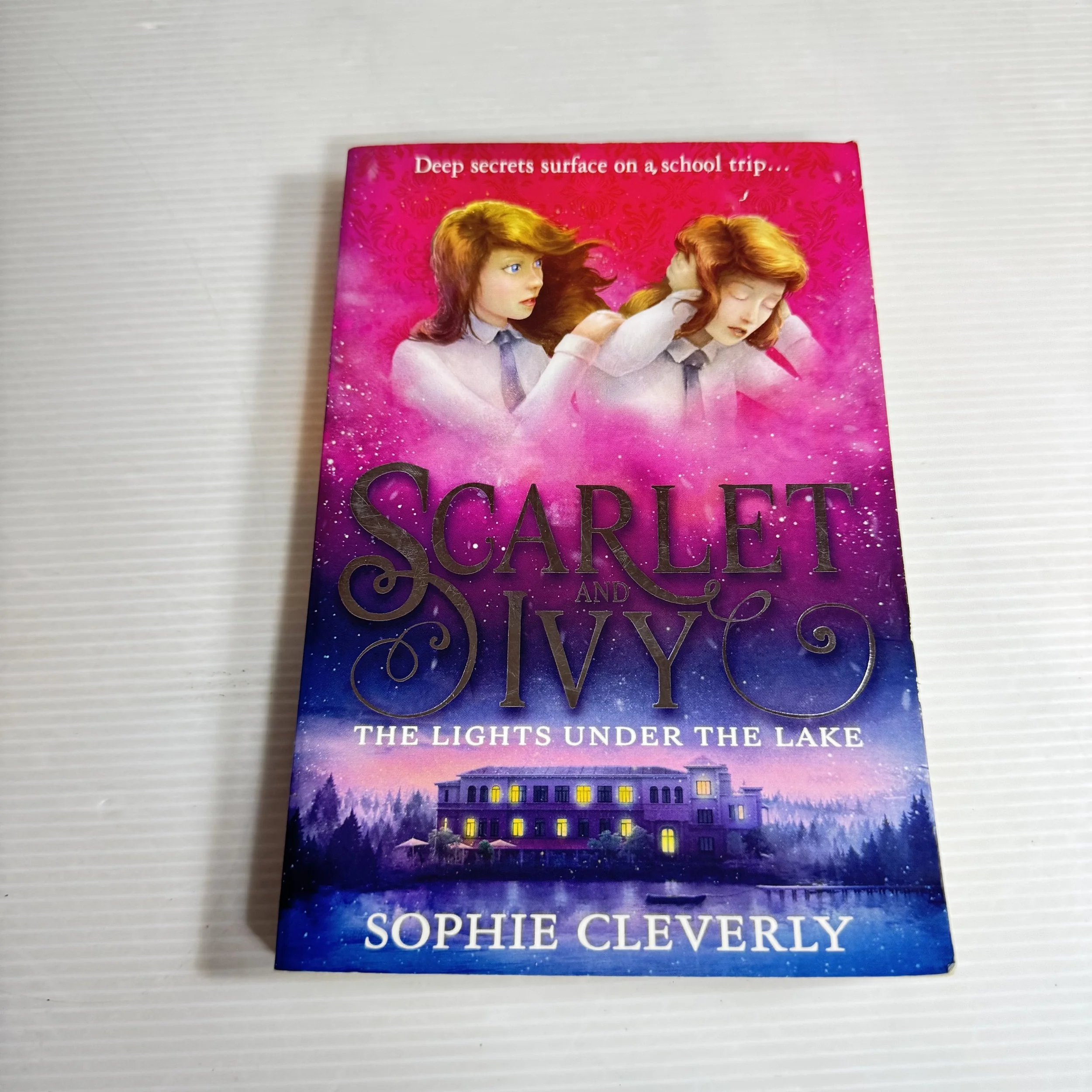 Scarlet & Ivy : The Lights Under The Lake - Sophie Cleverly