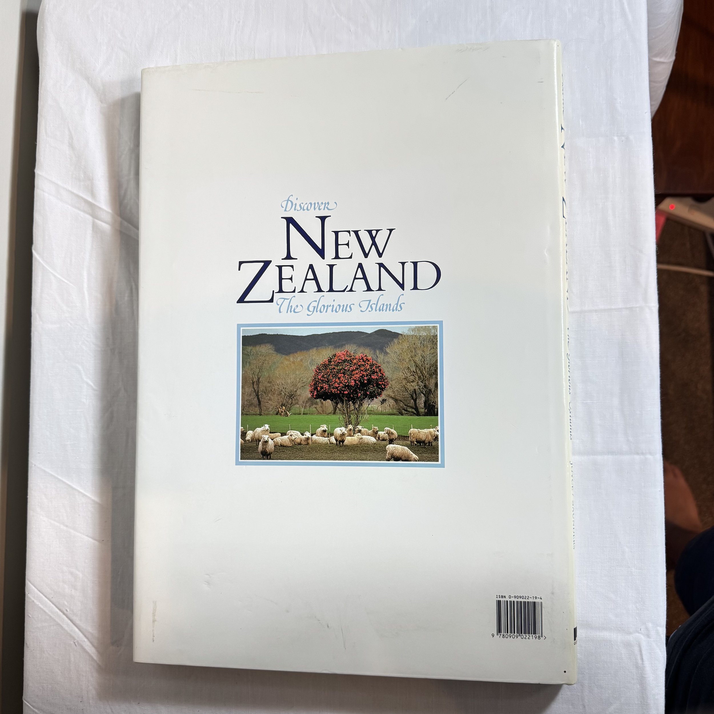 Discover New Zealand : The Glorious Island - Ray Joyce & Bill Saunders