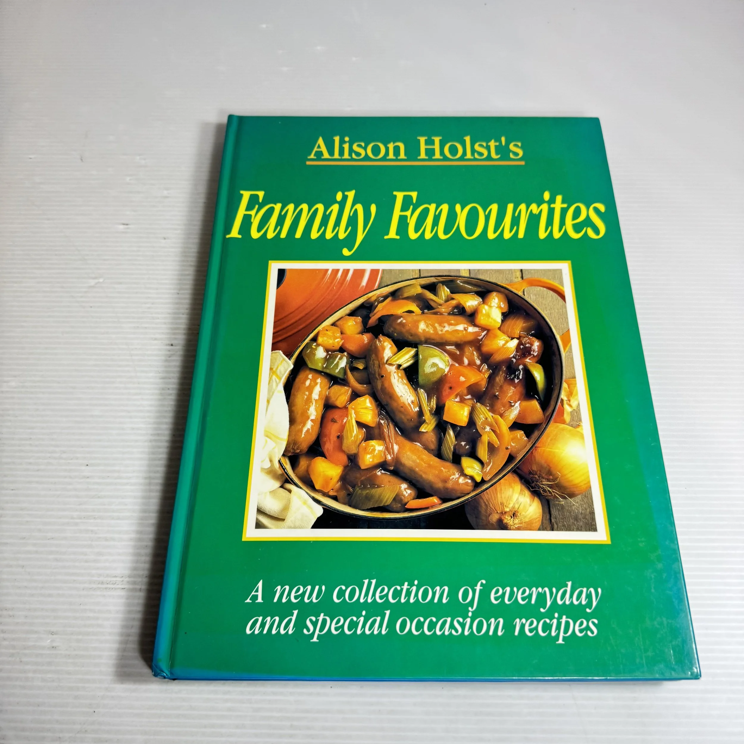 Alison Holst's Family Favourites : A New Collection of Everyday & Special Occasion Recipes (Vintage 1993)