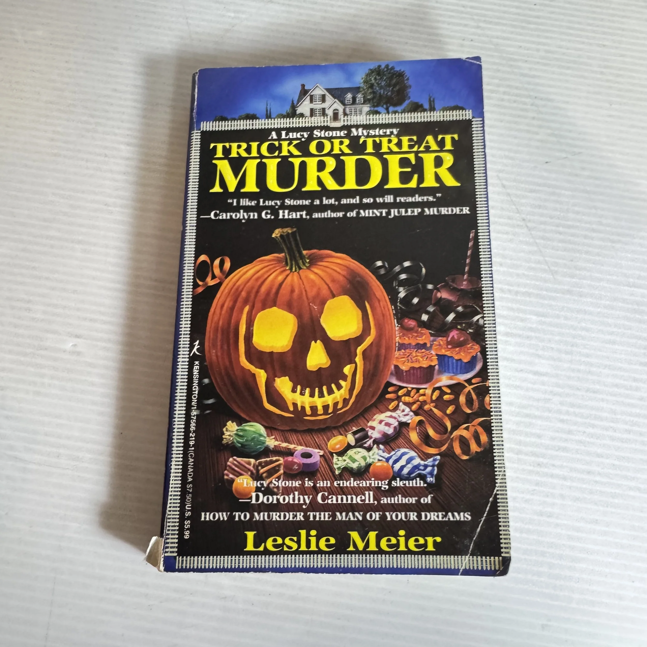Trick or Treat Murder : A Lucy Stone Mystery - Leslie Meier (1997)