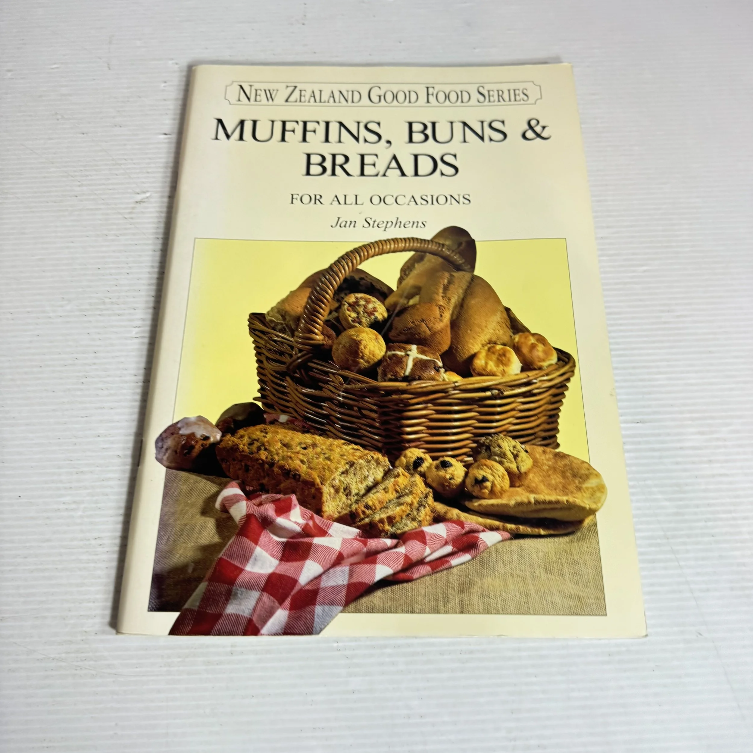 New Zealand Good Food Series : Muffins, Buns & Breads For All Occasions - Jan Stephens (Vintage 1996)