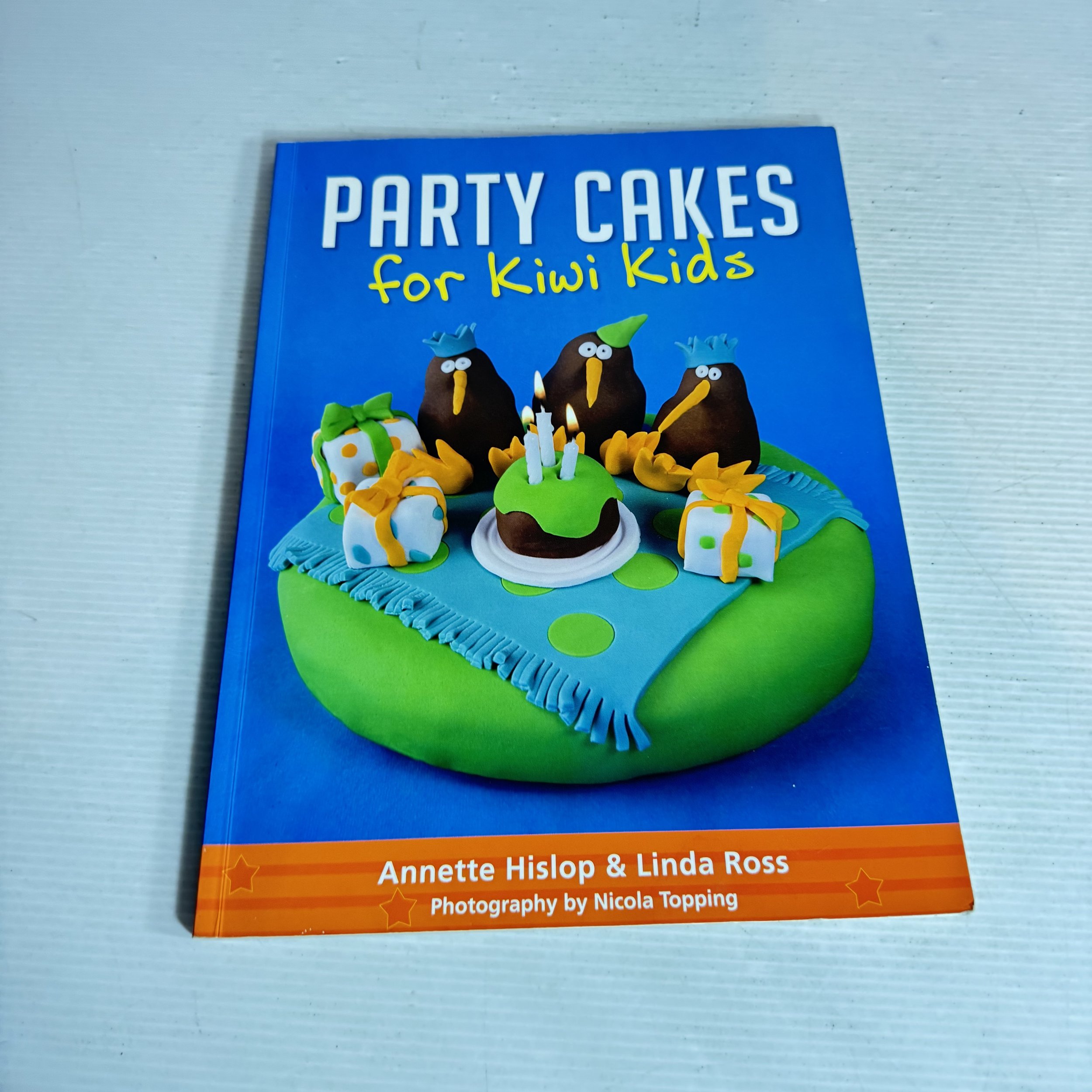 Party Cakes for Kiwi Kids - Annette Hislop & Linda Ross