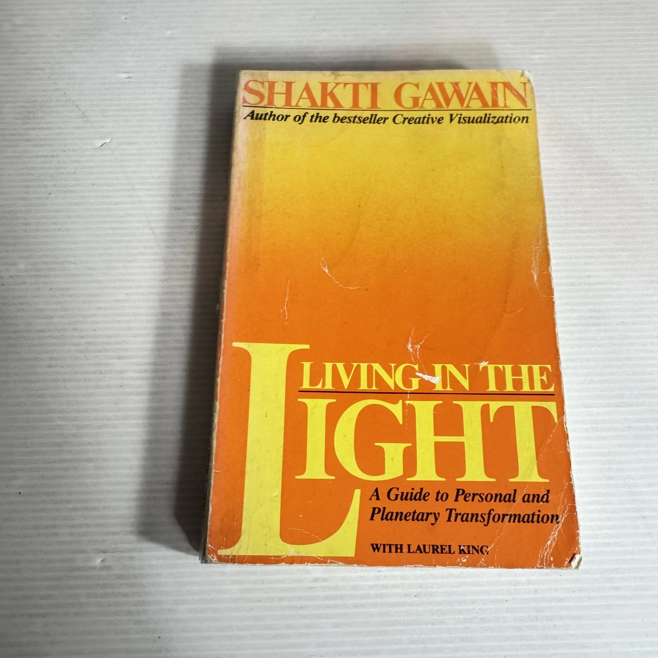 Living in the Light : A Guide to Personal and Planetary Transformation - Shakti Gawain (Vintage 1986)