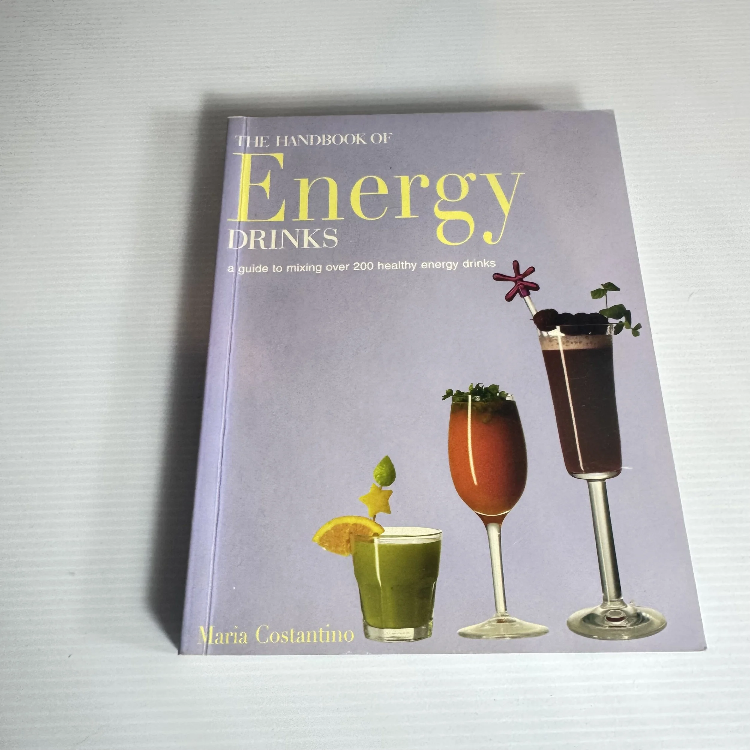 The Handbook of Energy Drinks : A Guide to Mixing Over 200 Healthy Energy Drinks - Maria Costantino