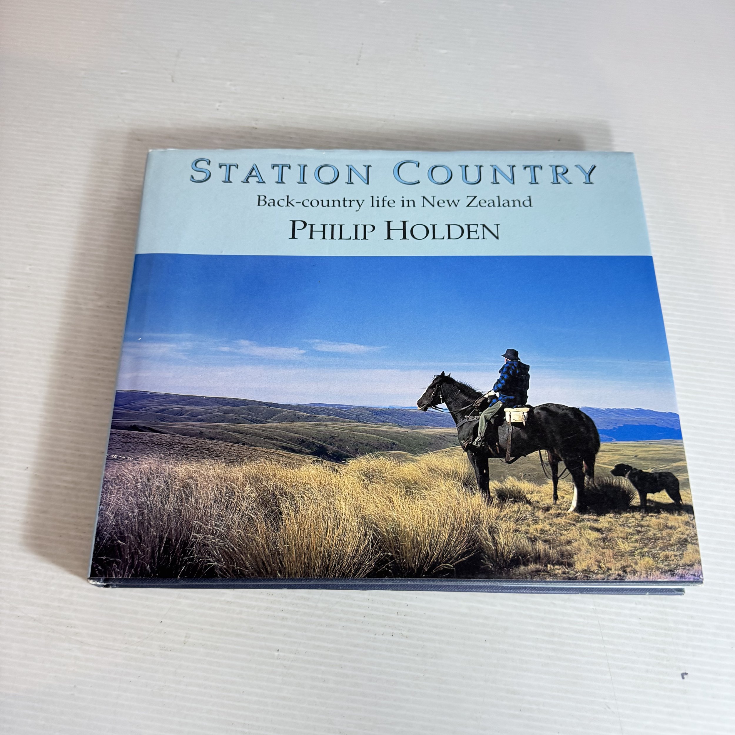 Station Country : Back-Country Life in New Zealand - Philip Holden