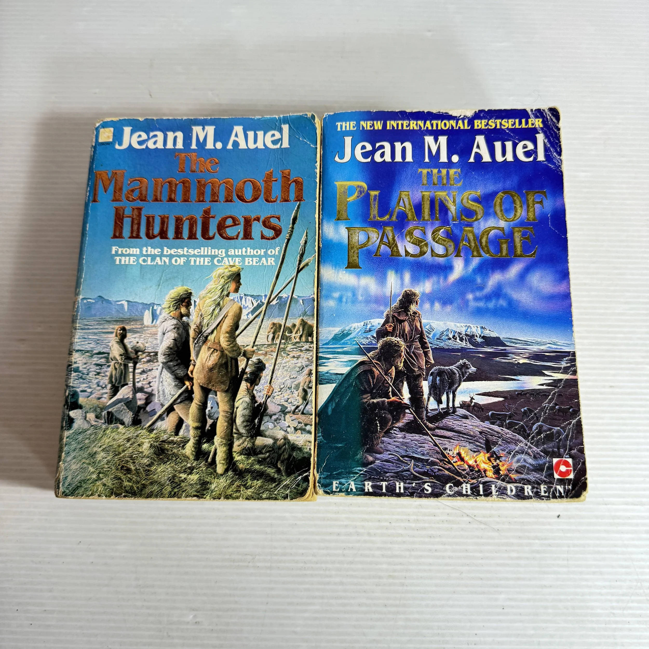 Jean M. Auel Book Bundle x2 The Mammoth Hunters & The Plains of Passage (644)