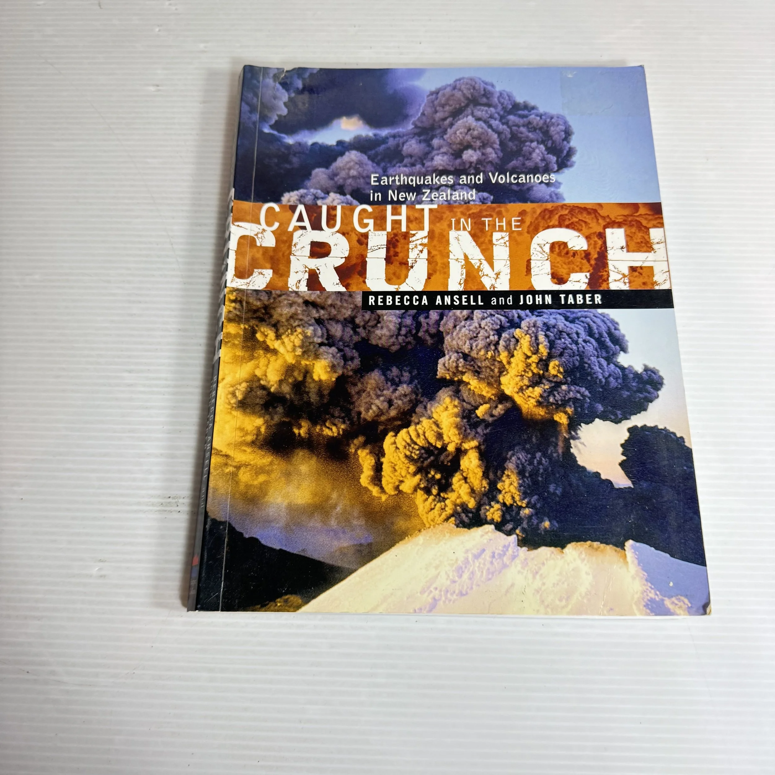 Caught In the Crunch : Earthquakes and Volcanoes in New Zealand - Rebecca Ansell & John Taber