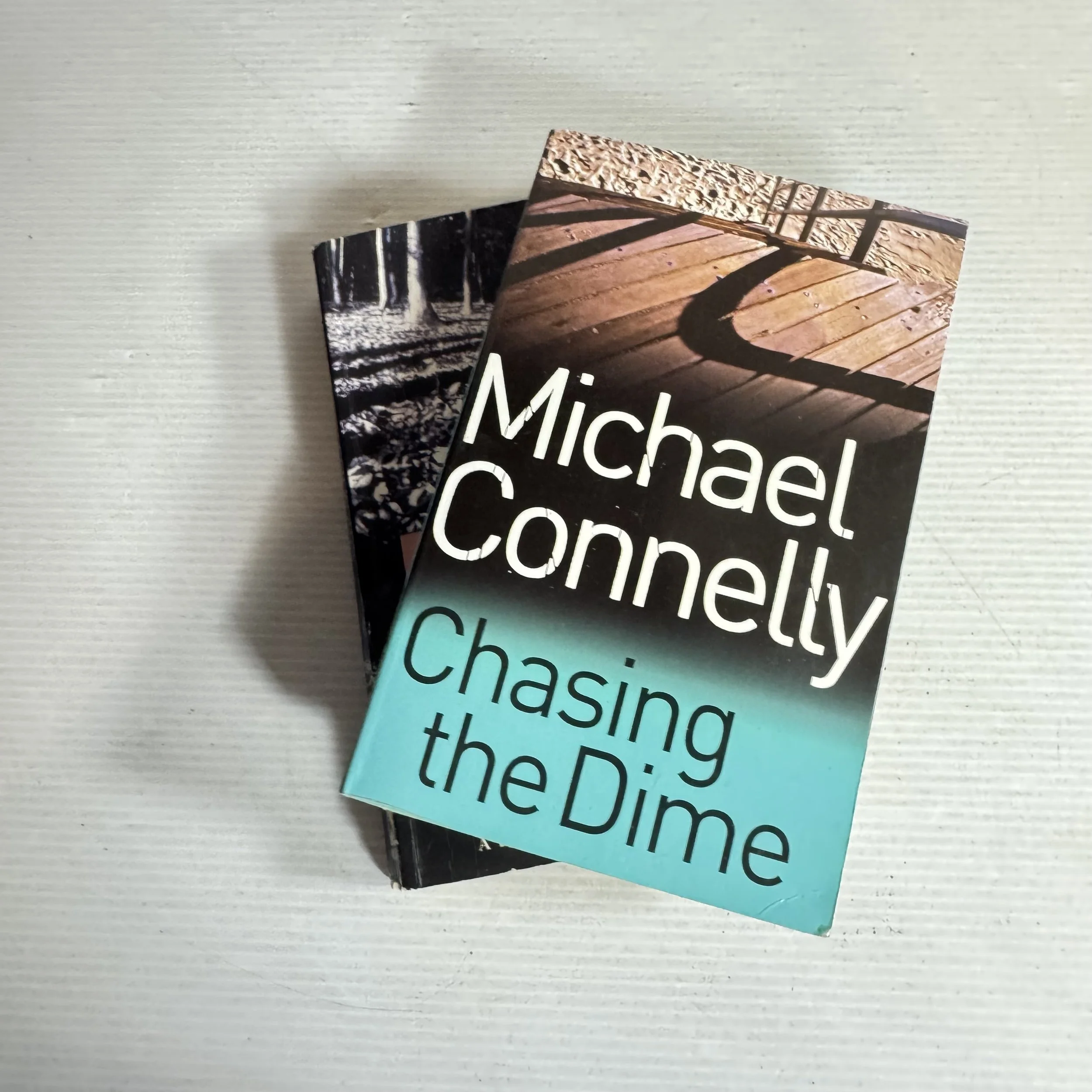 Michael Connelly Book Bundle x 2 (630) Chasing the Dime & City of Bones