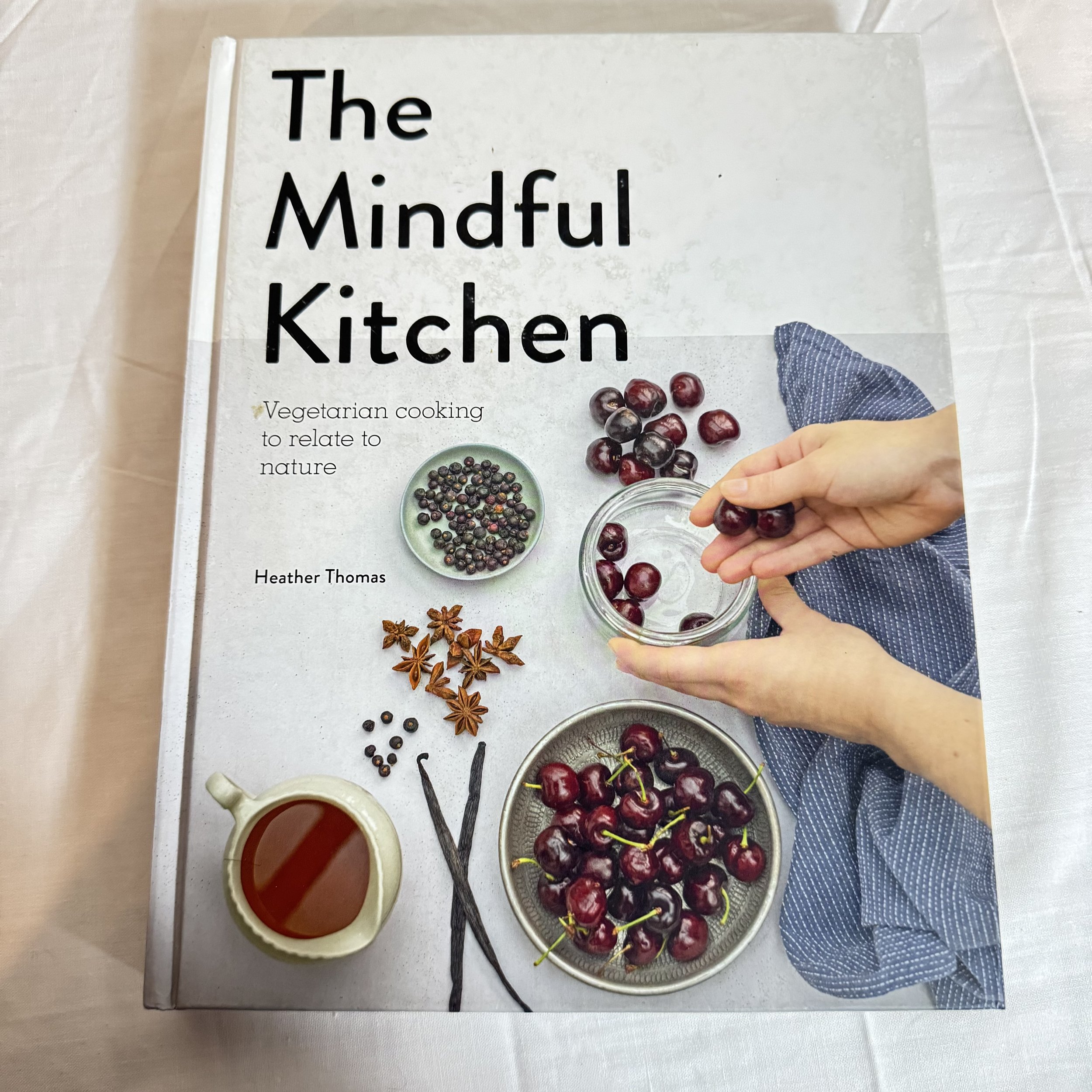 The Mindful Kitchen : Vegetarian Cooking to relate to Nature - Heather Thomas