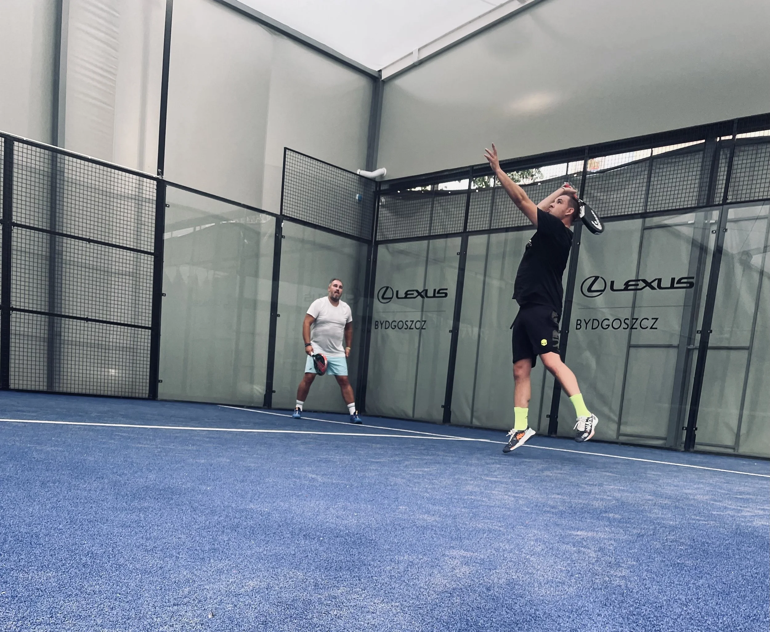 Gracze Pura Padel na pierwszym korcie padlowym w Bydgoszczy przy ulicy Curie-Skłodowskiej