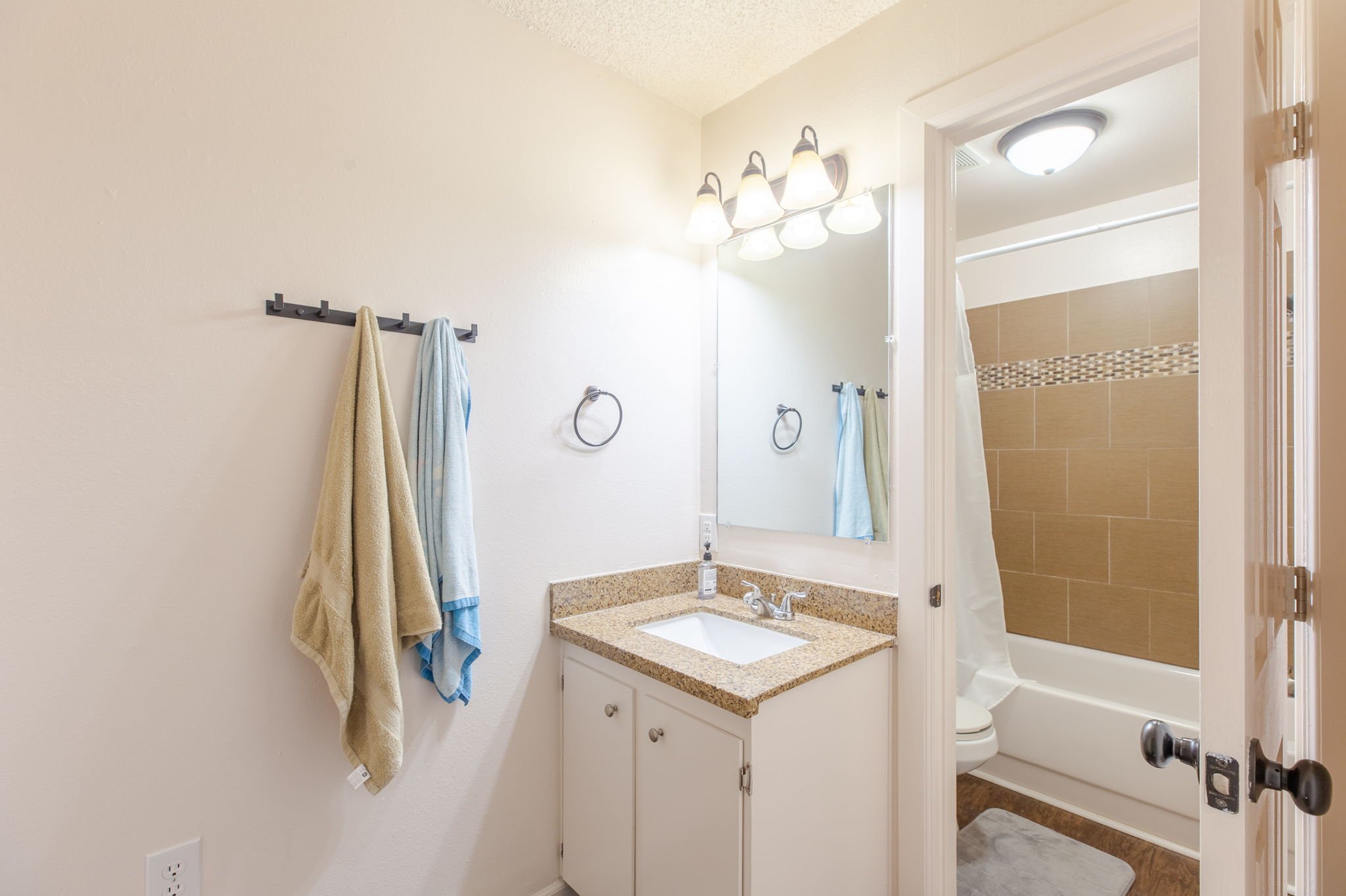 15-web-or-mls-3240-s-180th-st-49.jpg