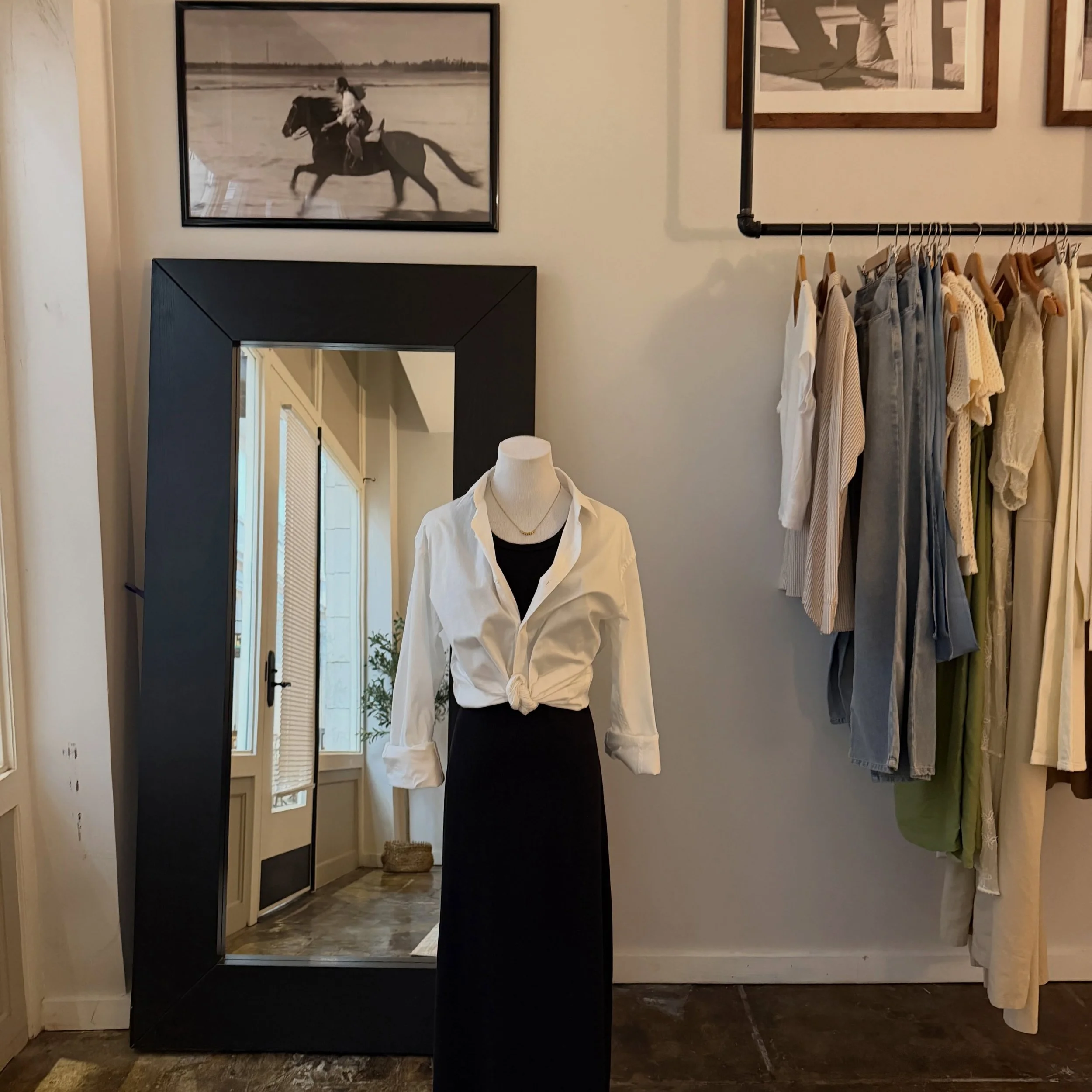 crisp. easy. finished.
white button-down. black ribbed cotton. a little gold.
#preserveandco