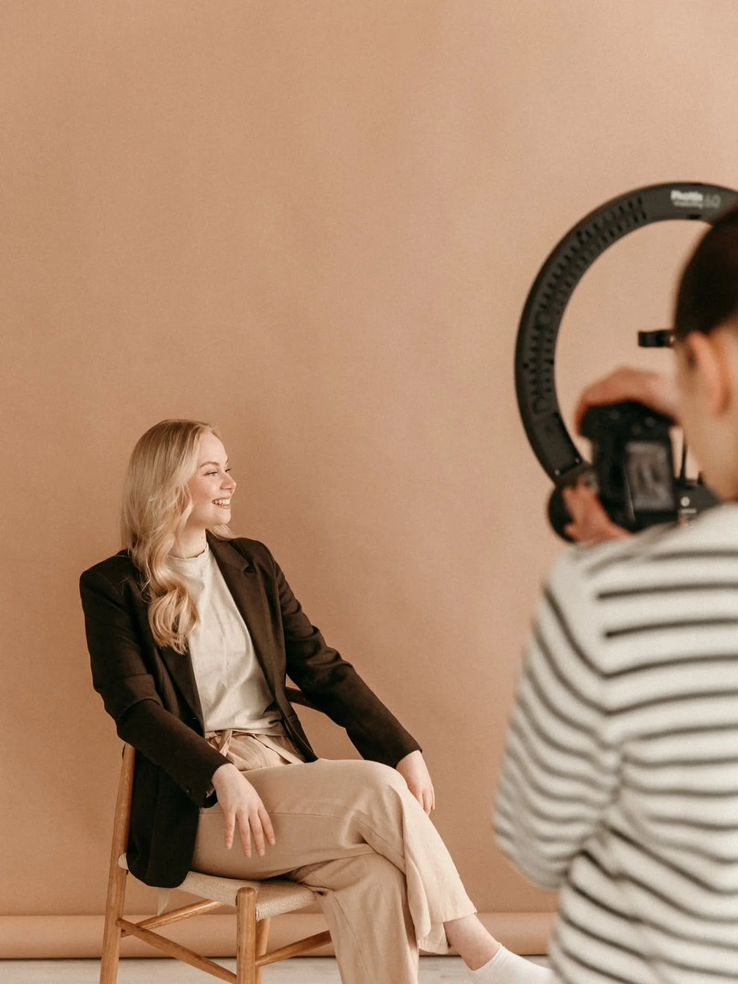 📸 Visio Coworkingin valokuvausstudio on t&auml;ydellinen tila luovaan ty&ouml;skentelyyn, oli kyse sitten henkil&ouml;kuvista, br&auml;ndimateriaalista tai somesis&auml;ll&ouml;ist&auml;.

🌿 Luonnonvaloa tulviva tila
🎞️ Taustakartonkeja ja muutama