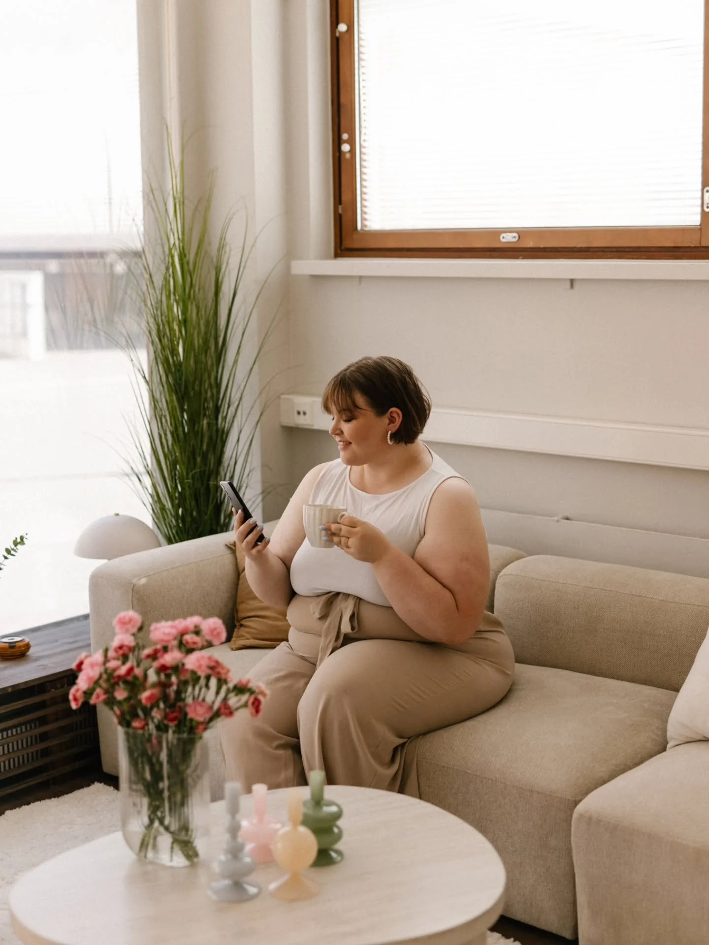 Mist&auml; Visio Coworking sai alkunsa? 🌿
Yritt&auml;j&auml;n&auml; huomasin toistuvasti kaipaavani jotain, mit&auml; ei tuntunut olevan tarjolla:
Ty&ouml;rauhaa. Selkeytt&auml;. Tilaa ajatella &ndash; ja joskus my&ouml;s tilaa jakaa.

Koti oli t&au