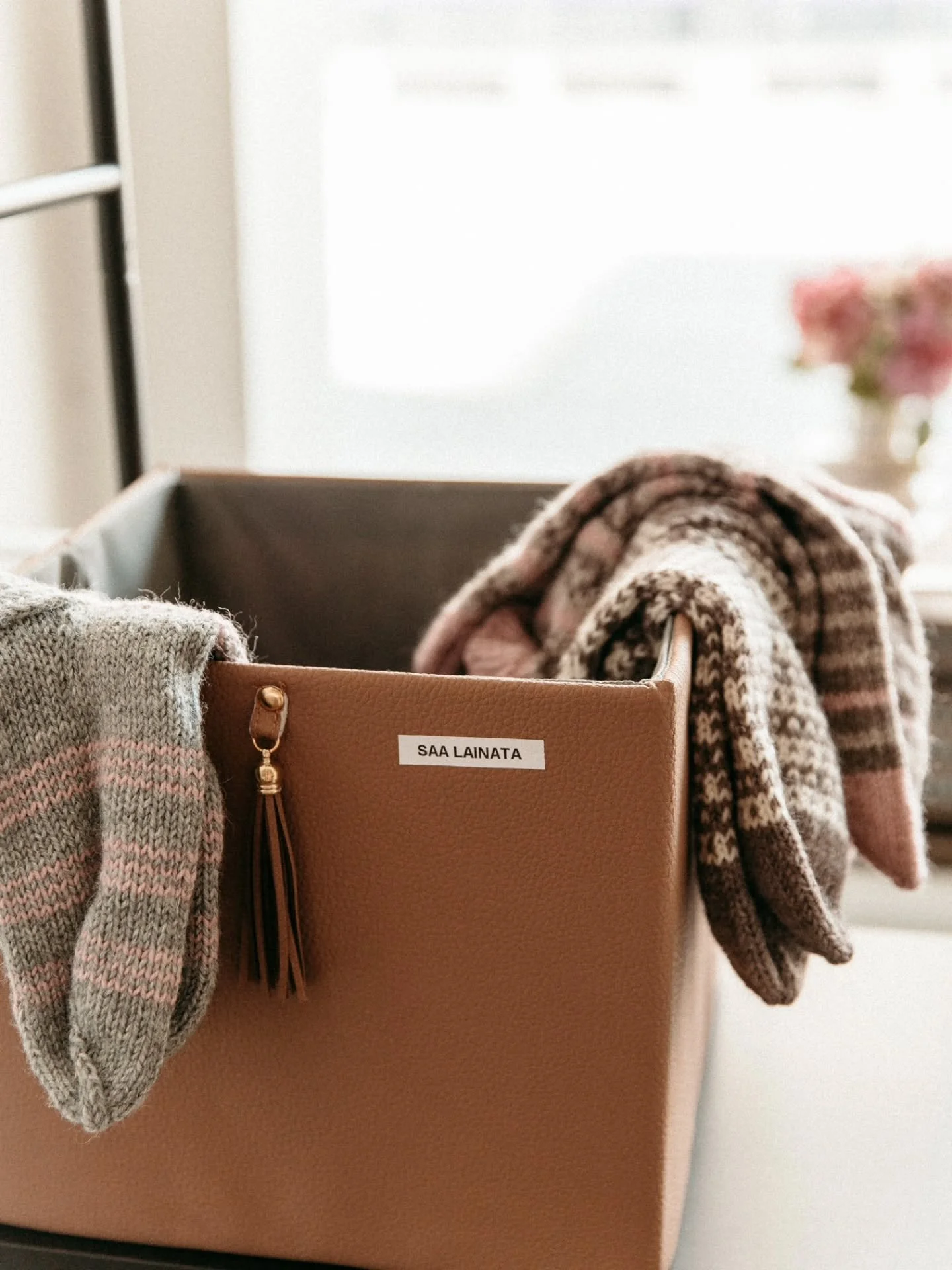 Kaikki mit&auml; tarvitset hyv&auml;&auml;n ty&ouml;p&auml;iv&auml;&auml;n. ☕💻🧦

Kahvi on kuumaa, ty&ouml;tila rauhallinen ja villasukat odottavat, jos varpaita palelee.
T&auml;&auml;ll&auml; ty&ouml;t&auml; ei tarvitse tehd&auml; yksin &ndash; ymp