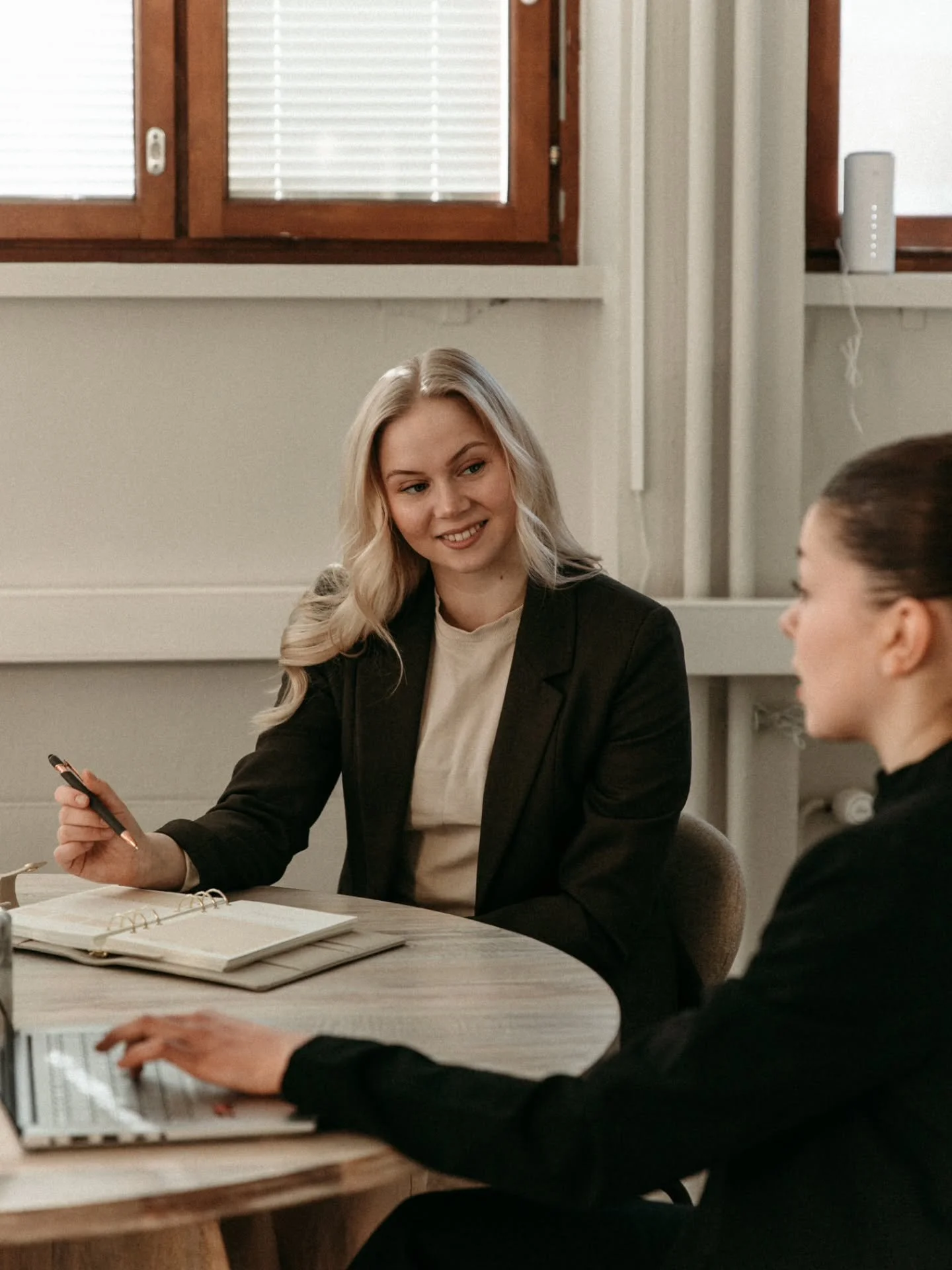 Ehk&auml; olet miettinyt jo hetken, ett&auml; keitti&ouml;np&ouml;yt&auml; ei ole en&auml;&auml; se paras paikka tehd&auml; t&ouml;it&auml;.
Ehk&auml; kaipaat ymp&auml;rillesi rauhaa, kauniin tilan ja ripauksen inspiraatiota.

Nyt voit tulla kokeilem