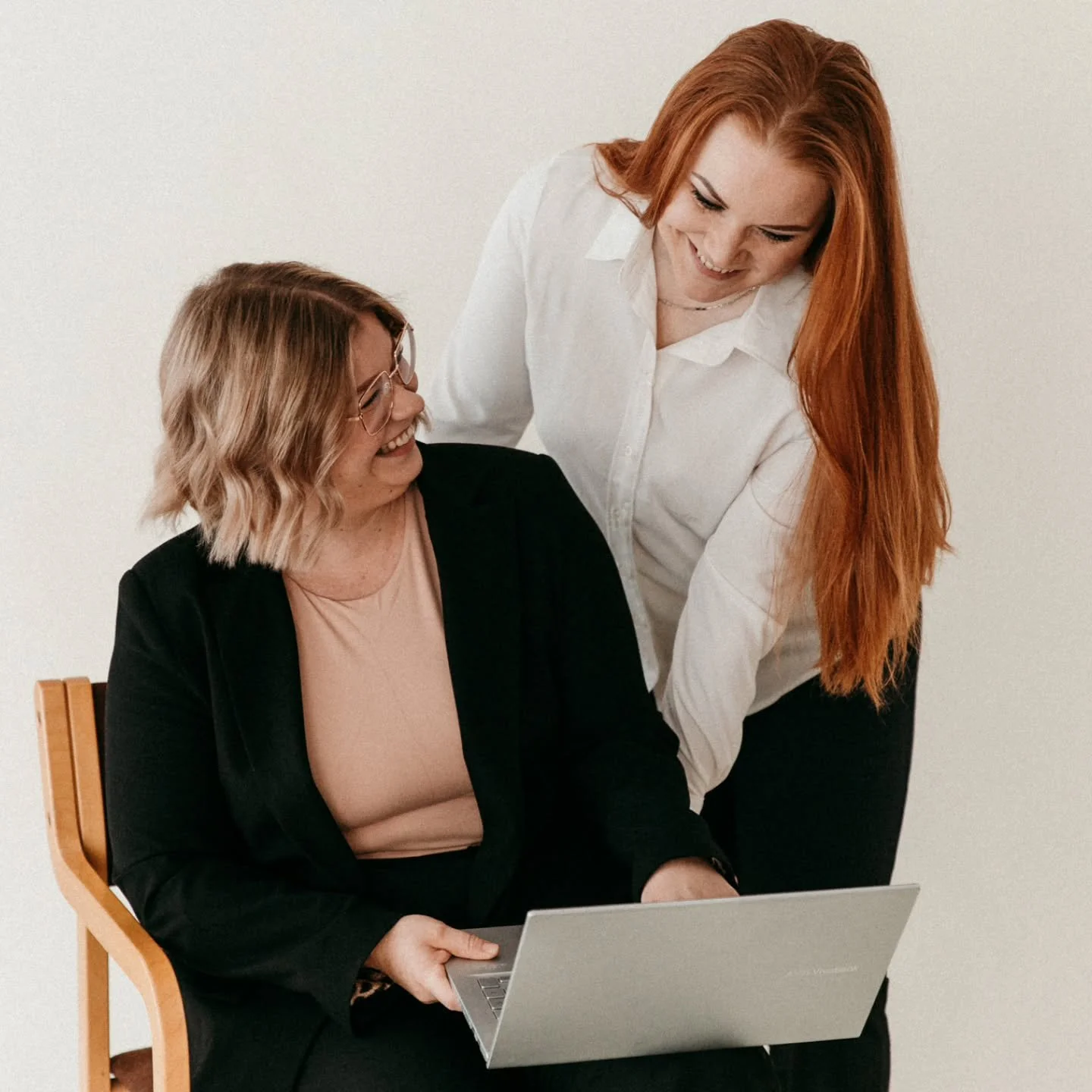 Hei, sin&auml; oululainen yksinyritt&auml;j&auml; &ndash; kaipaatko ty&ouml;yhteis&ouml;&auml; ymp&auml;rillesi? 💛

Visiolla uskomme siihen, ett&auml; yritt&auml;j&auml;n ei tarvitse tehd&auml; kaikkea yksin. Siksi rakensimme t&auml;m&auml;n tilan, 