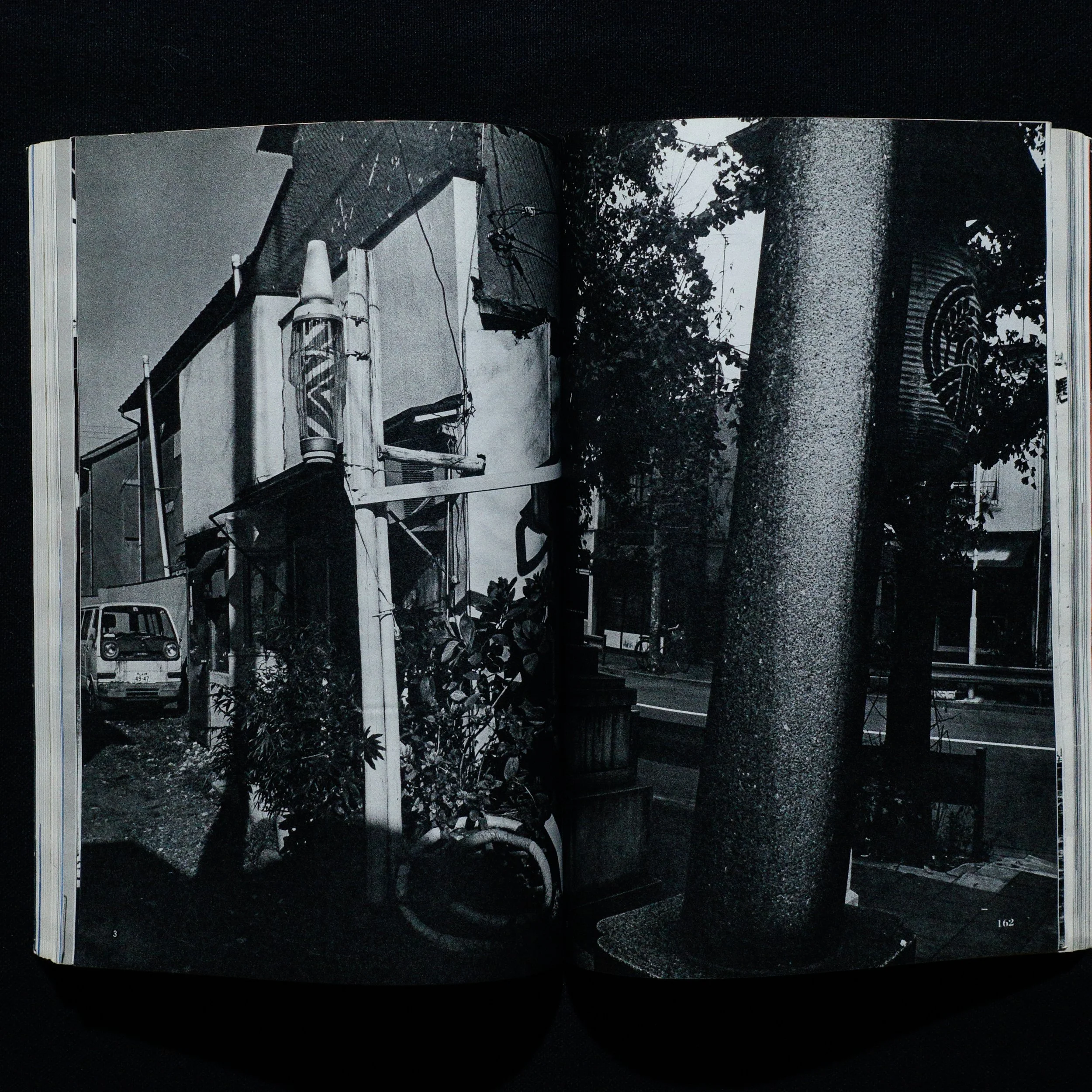 Teppōzu Inari Shrine (right) and a street near Kachidoki Bridge (left). Photographs by Issei Suda.