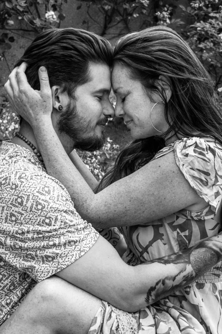 Être en couple, c’est avoir l’immense honneur d’être témoin de la vie de quelqu’un. Et de laisser l’autre devenir témoin de la nôtre.