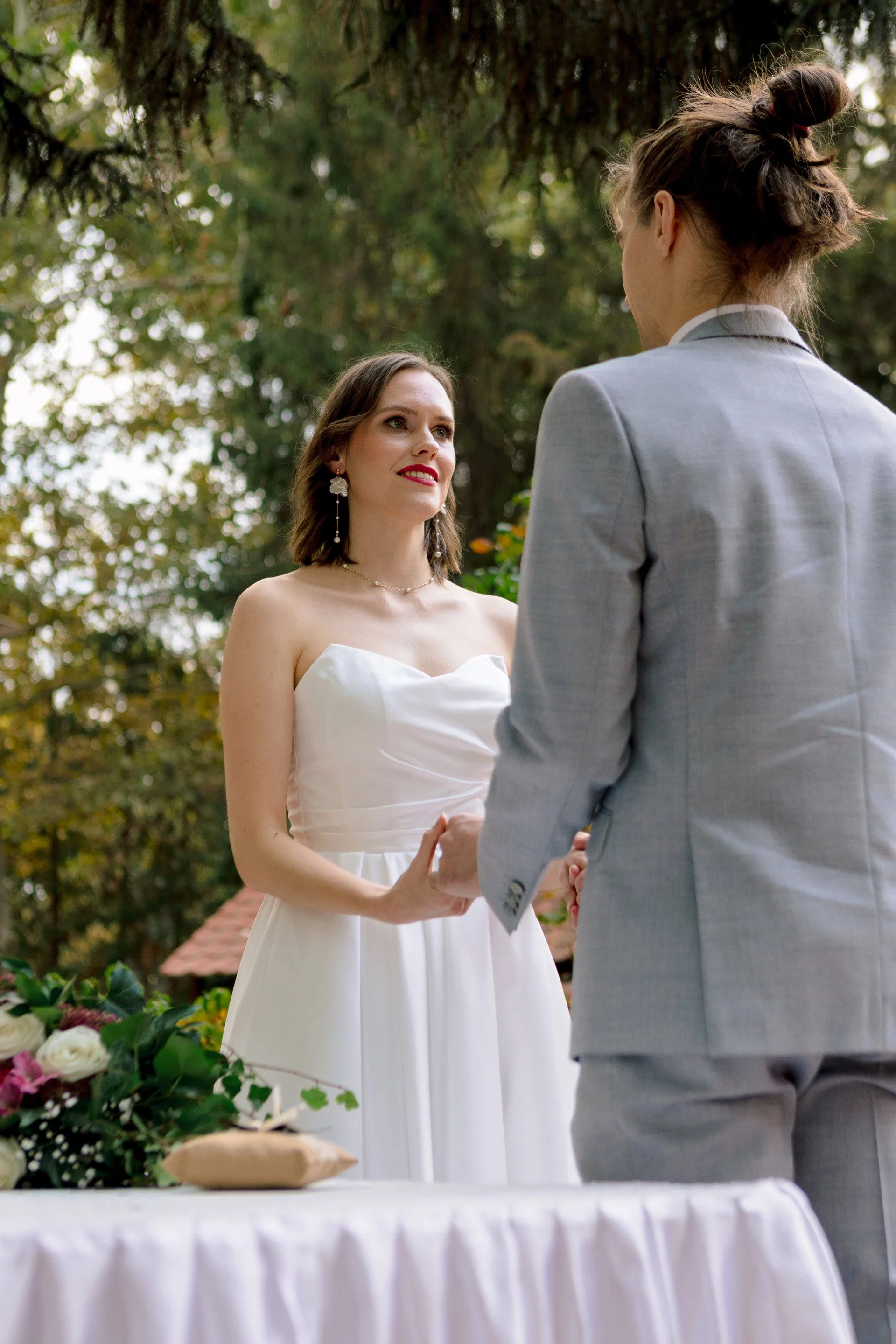 Házasságkötési szertartás, eskütétel közben pár pillanatkép készült. Az esküvő szegeden készült. Kéri Levente esküvői fotó