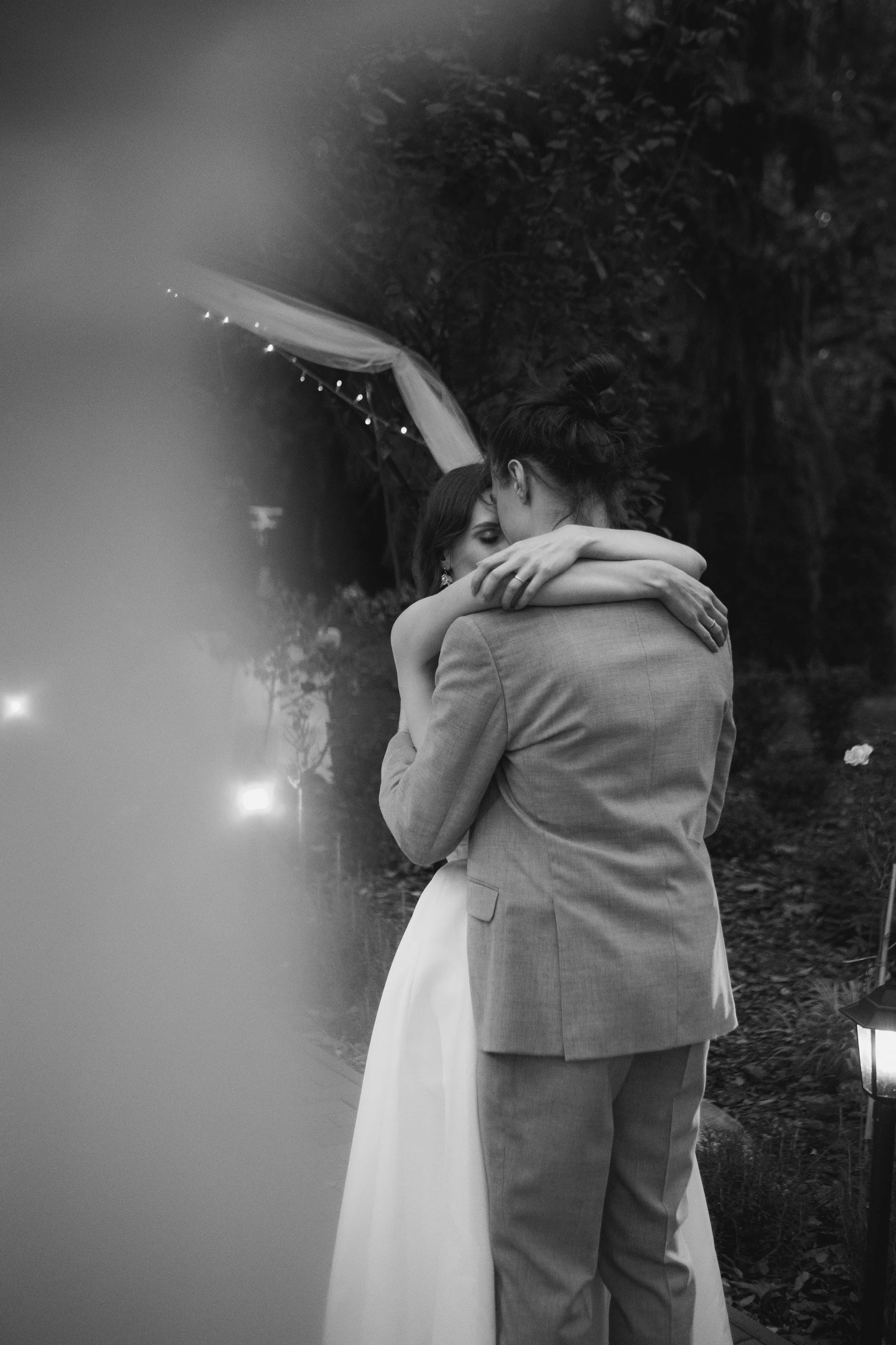 Pillanatkép a szertartás után az új párról, természetes színek és pillanatok. Kéri Levente esküvői fotó