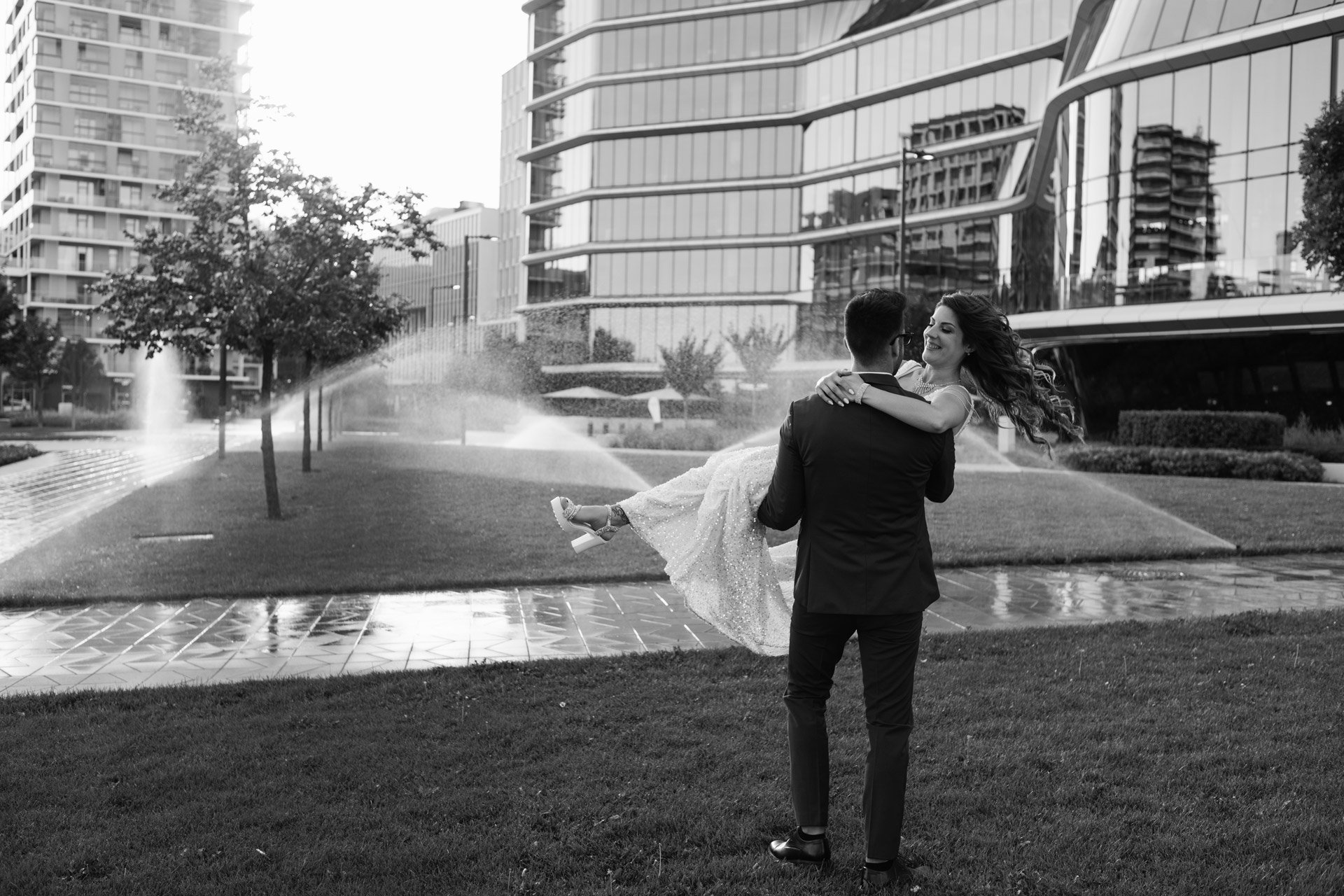 Önfeledt pózolás a kamera előtt az esküvő napján Budapesten. Kéri Levente esküvői fotó