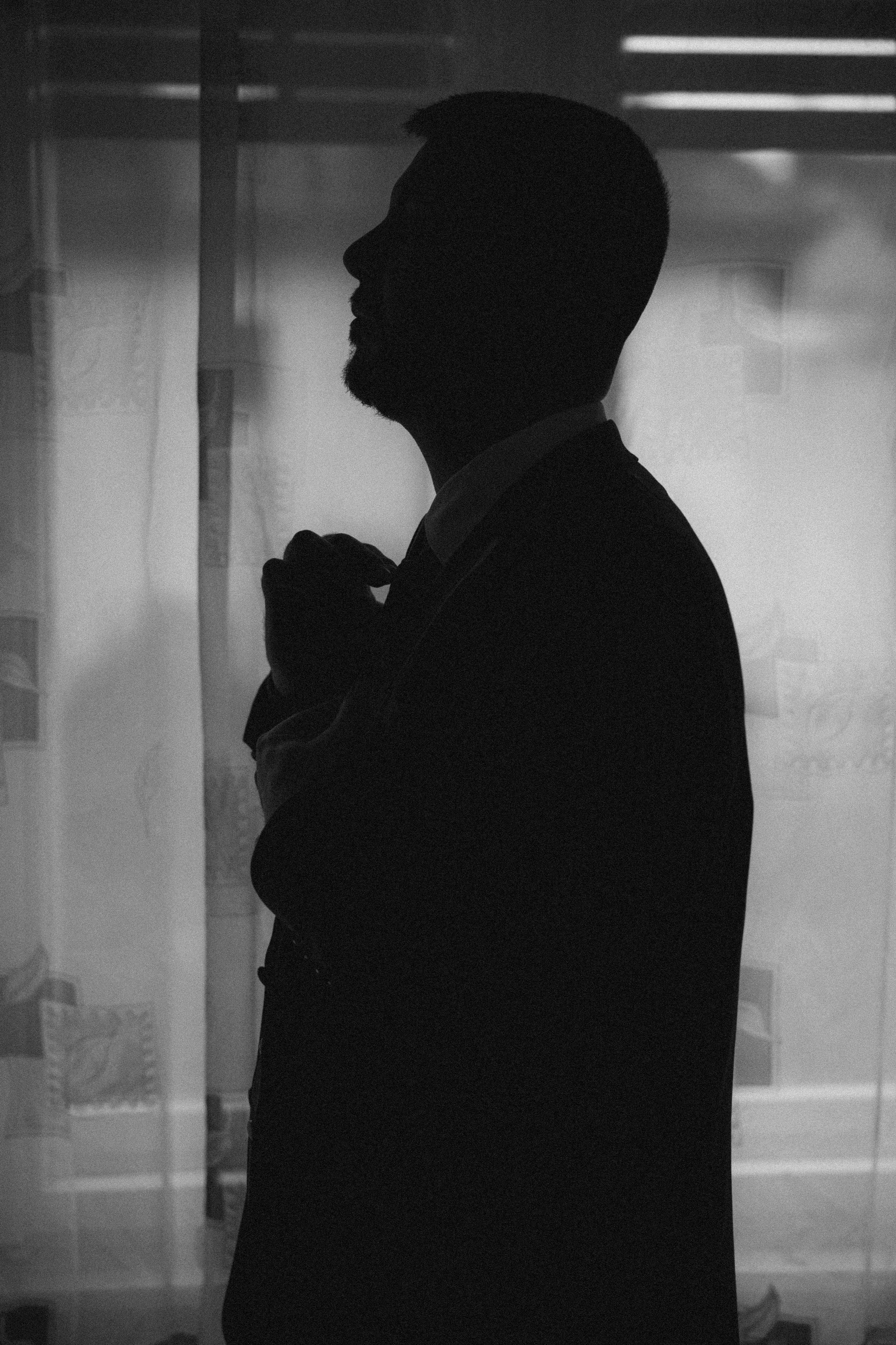 Sziluett fotó a vőlegényről a készülődés során Szigetszentmiklóson. Kéri Levente esküvői fotós