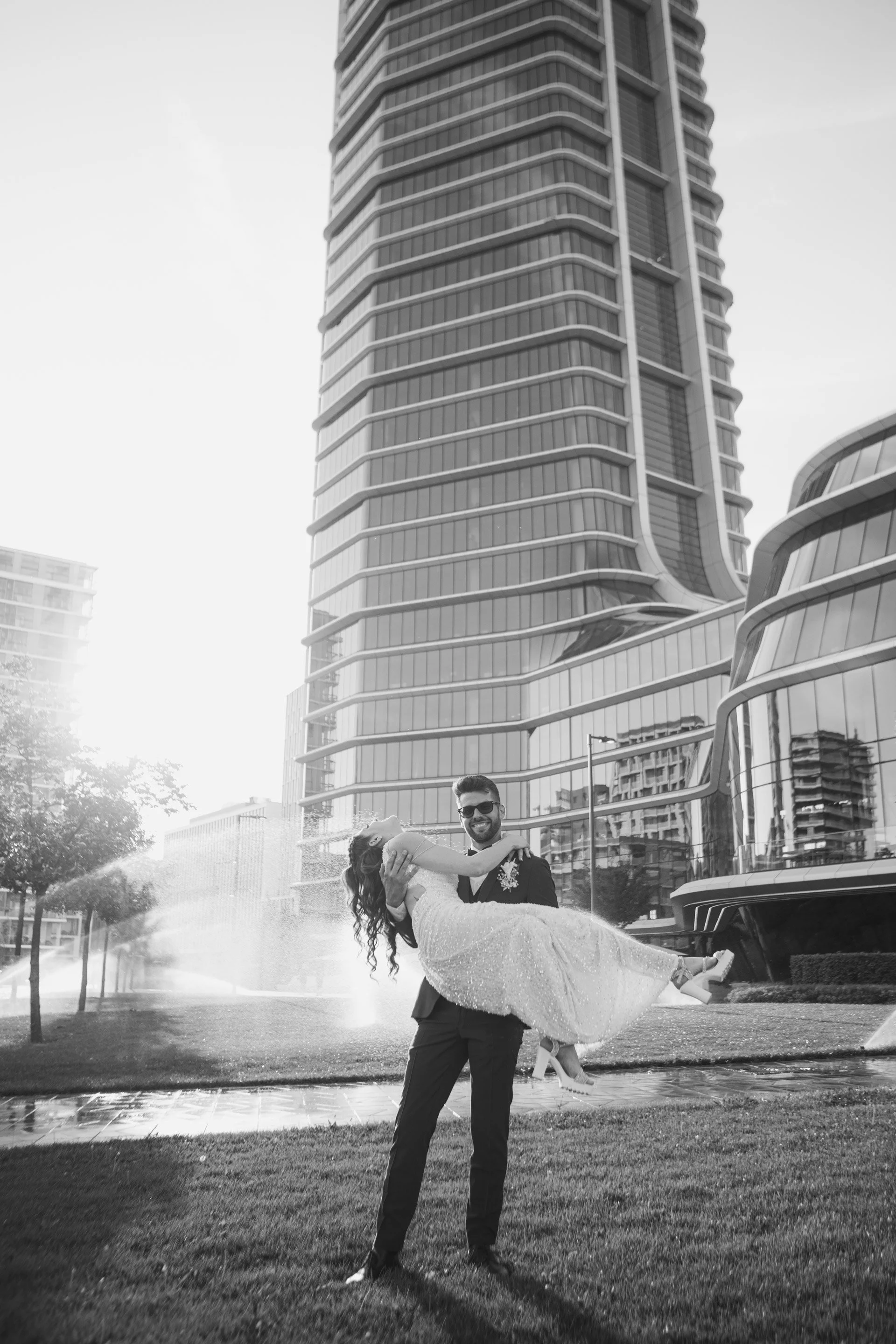 Önfeledt pózolás a kamera előtt az esküvő napján Budapesten. Kéri Levente esküvői fotó