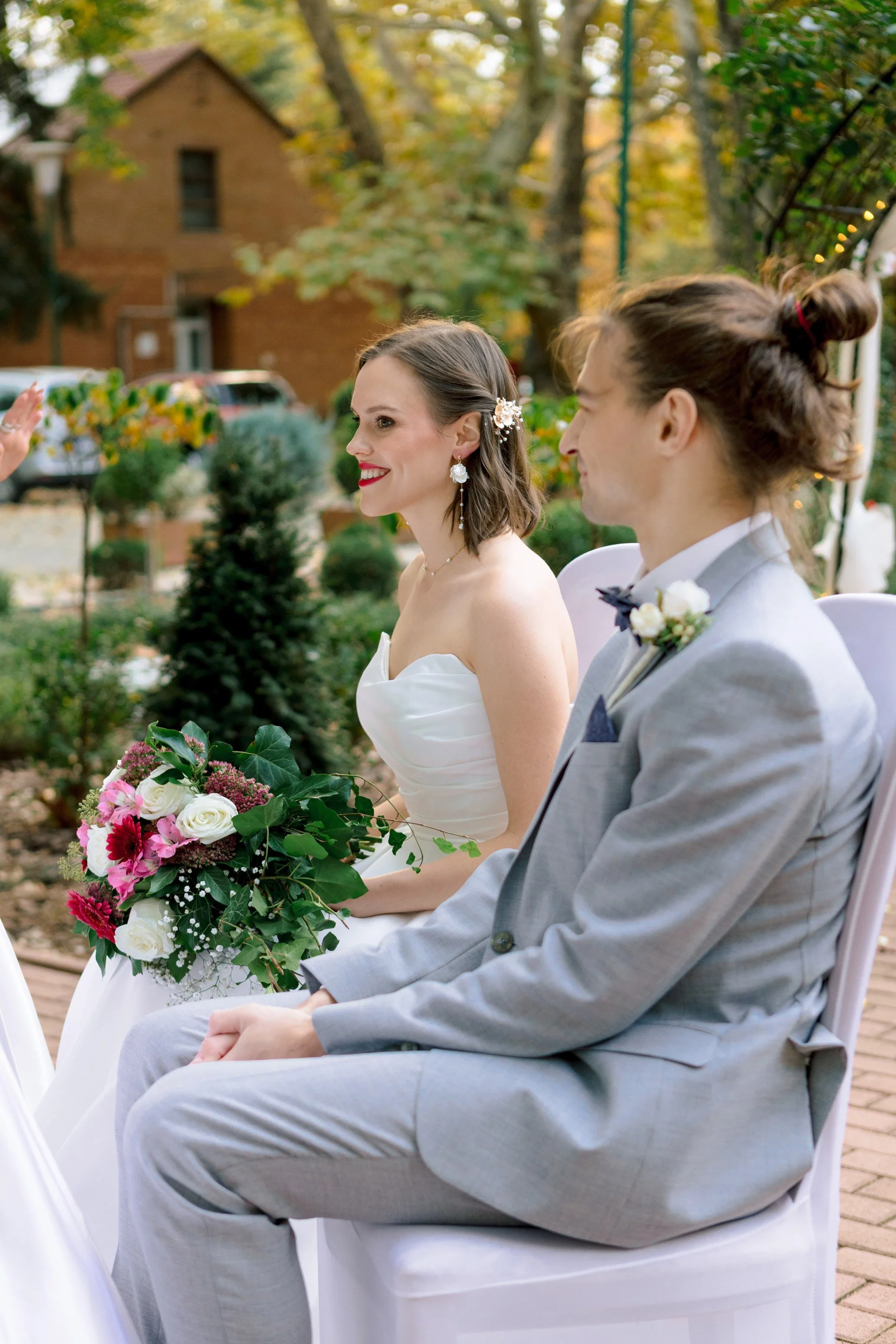 Pillanatkép a házassági szertartás közben, természetes színek és pillanatok. Kéri Levente esküvői fotós