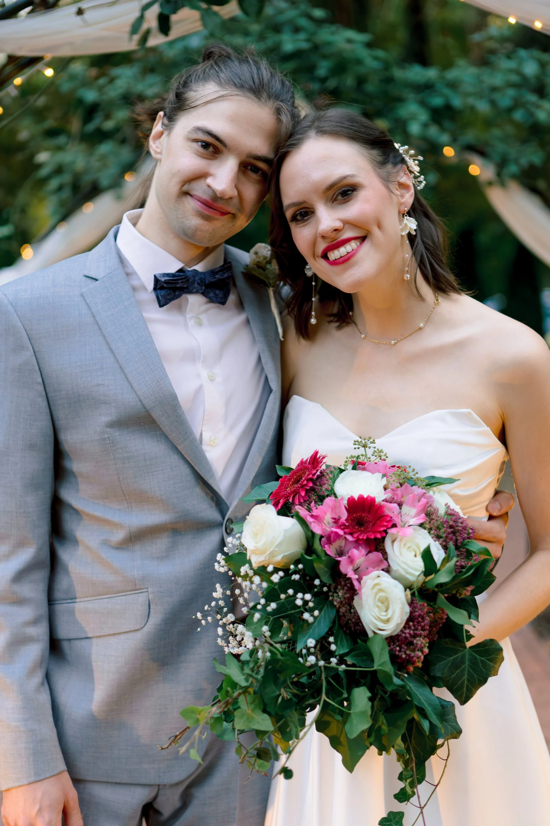 Friss házasok az eskütétel után, Szegedi esküvő a szabadban természetes fények és színek. Kéri Levente esküvői fotós