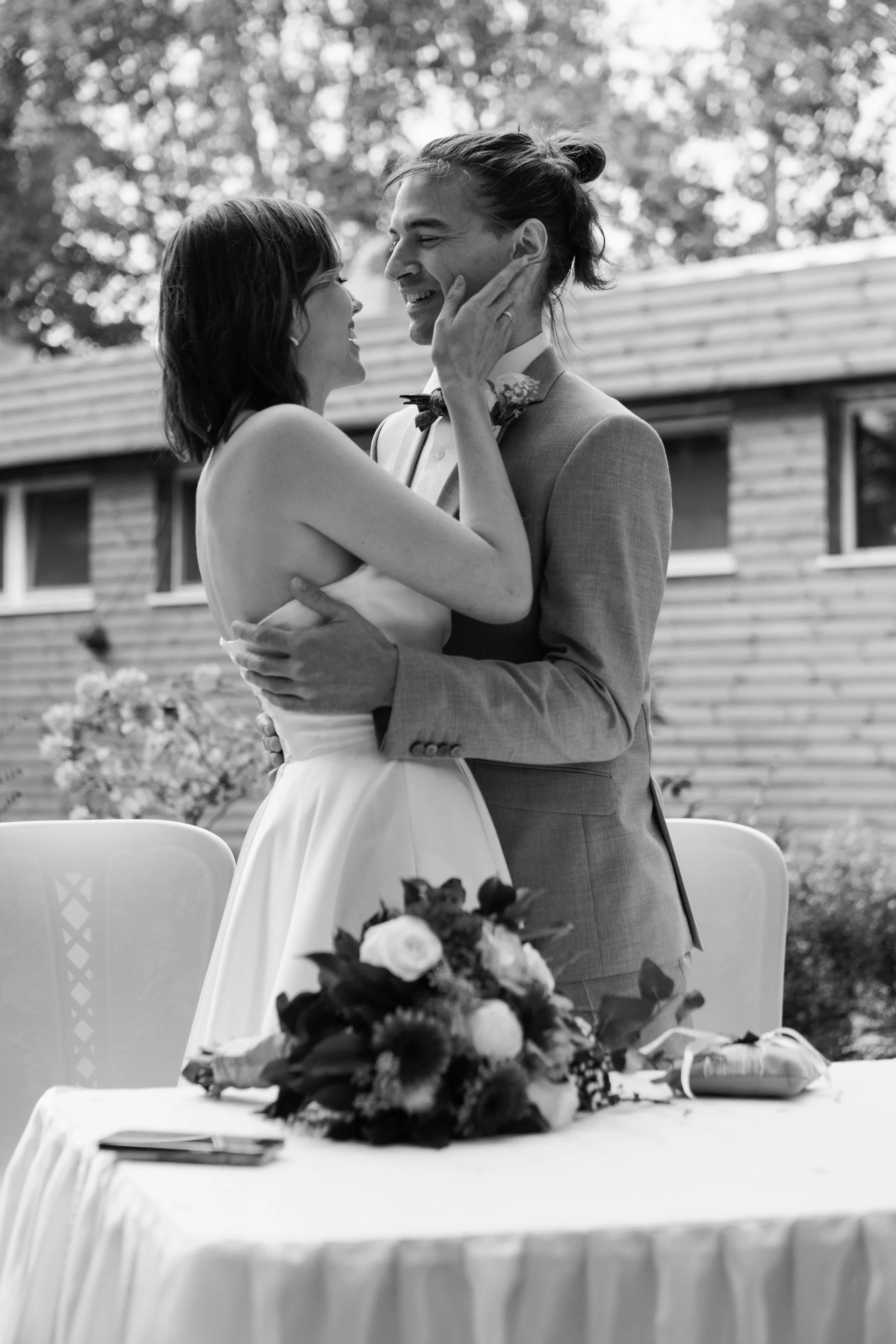 Az első csak előtti pillanatok. Fekete fehér drámai kép. Kéri Levente esküvői fotó