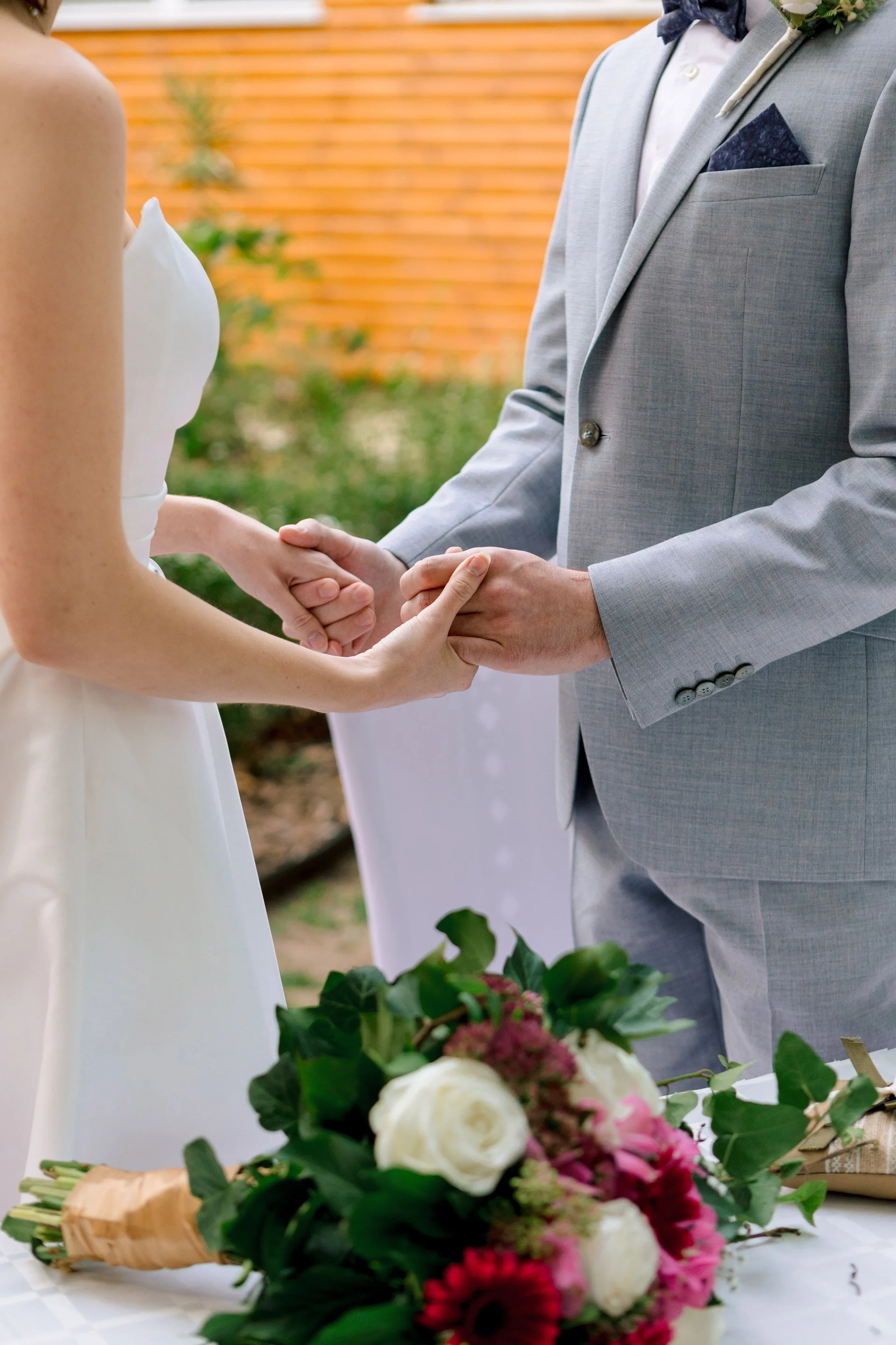 Gyűrűhúzás pillanata Szegeden, természetes színek és pillanatok. Kéri Levente esküvői fotós.