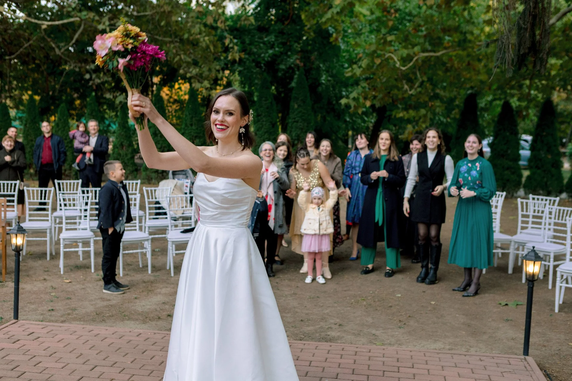 Csokordobás a szertartást követően, természetes színek és pillanatok. Kéri Levente esküvői fotós