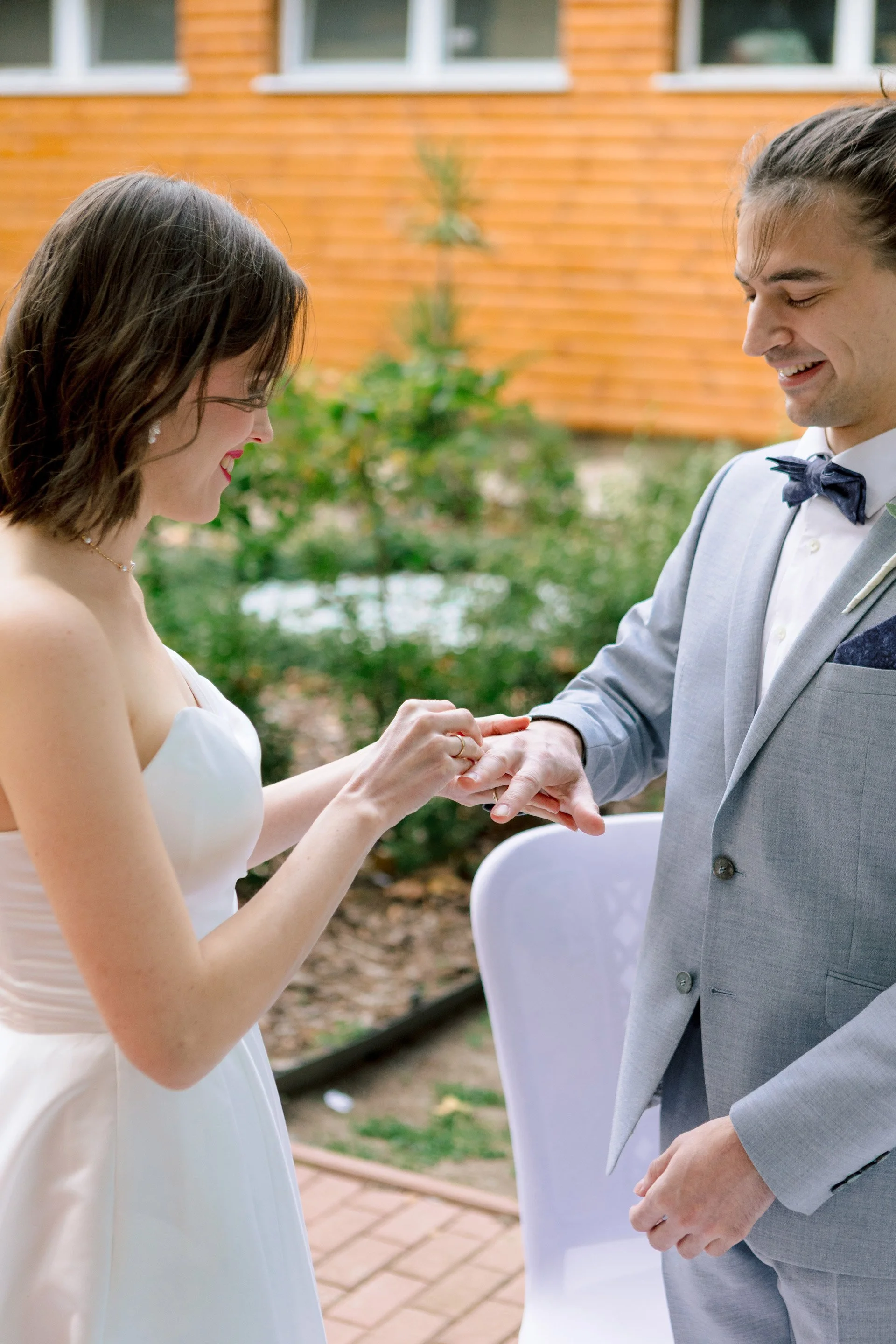 Öröm és boldogság a gyűrű felhúzása közben, jól elkapott pillanatkép az eseményről. Kéri Levente esküvői fotó