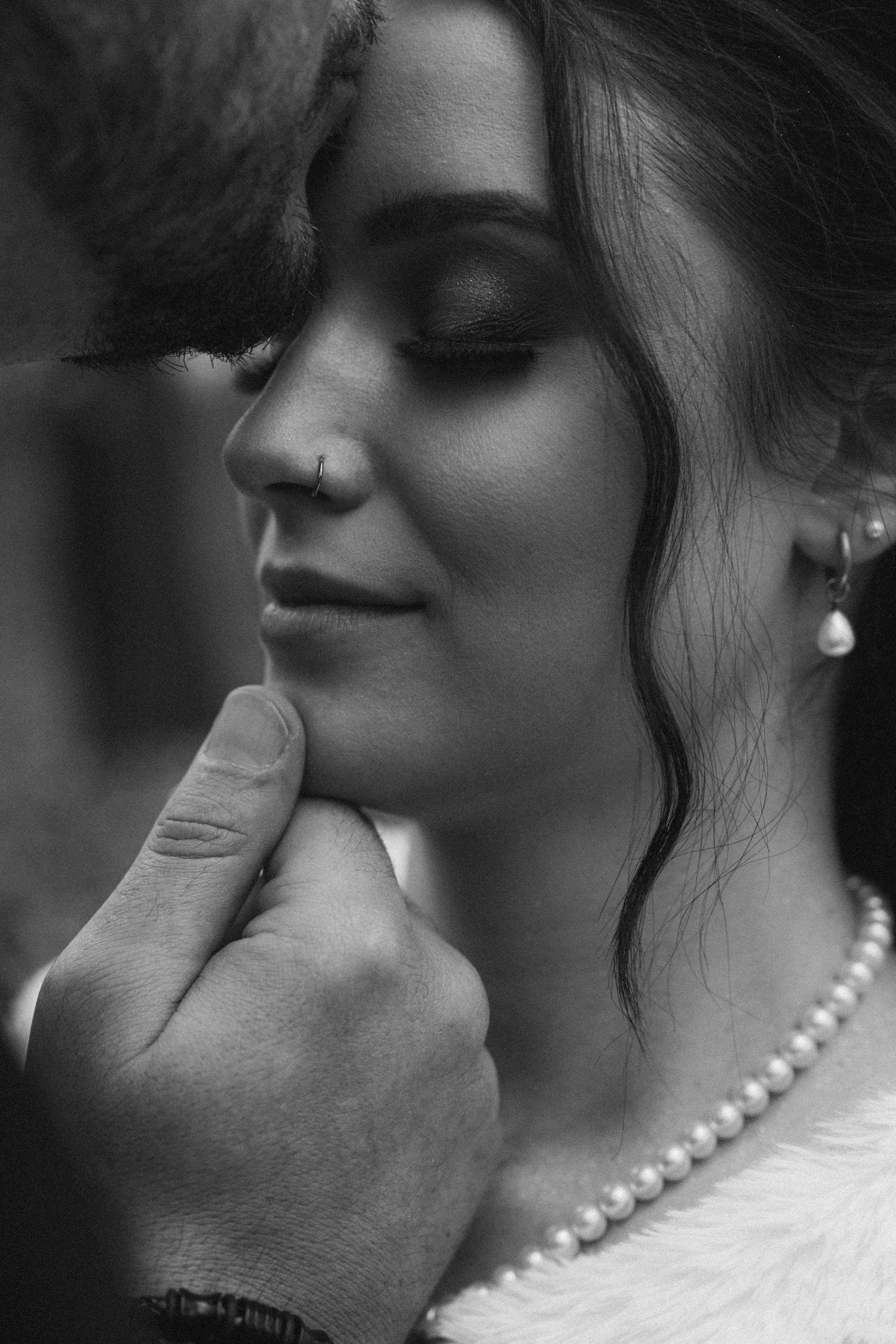 Fekete fehér érzelmekkel teli pillanatkép, szinte már művészi kép a menyasszonyról. Kéri Levente esküvői fotó